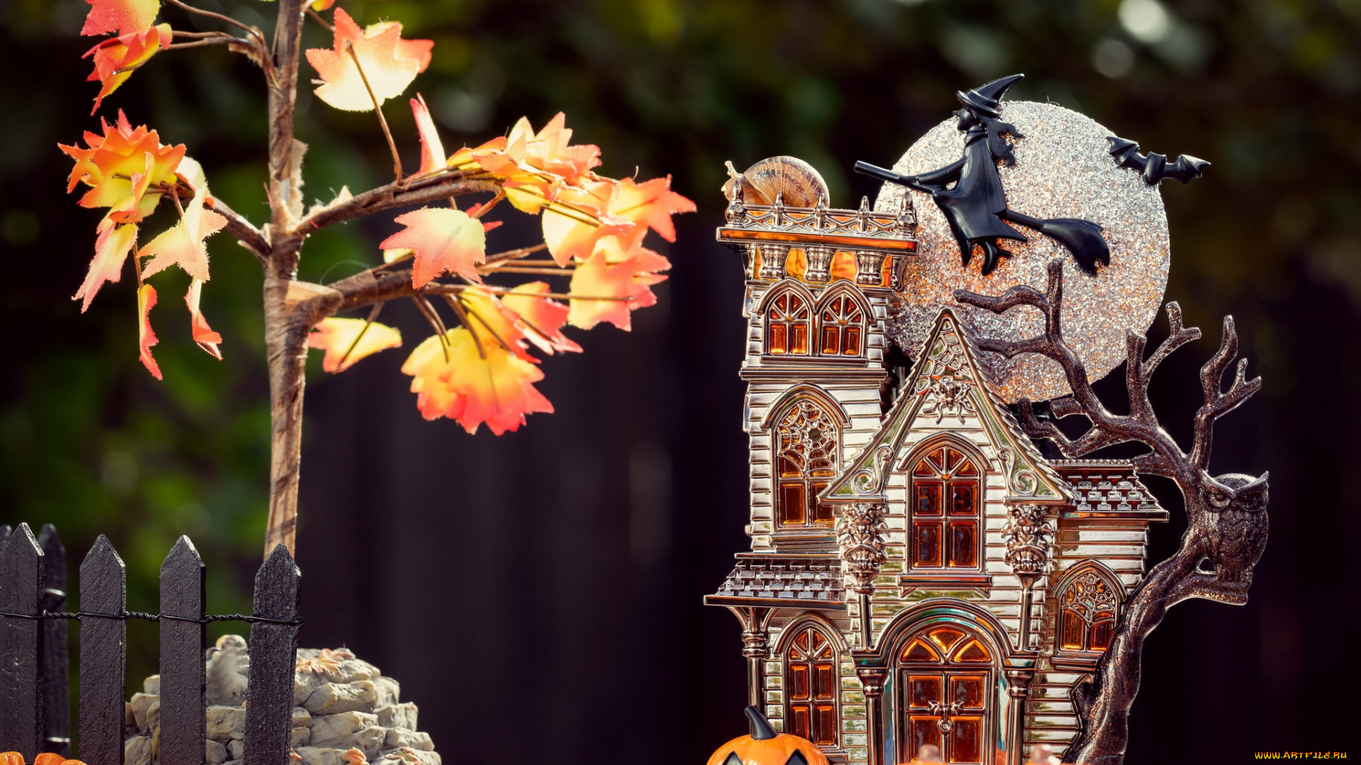 праздничные, хэллоуин, игрушечный, особняк, клен, ведьма, балкон, летучая, мышь, тыквы, двор, серебристый, атмосфера, улитка, забор, листва, луна, сова, праздник, дерево, камни, темный, фон, дом, полет, макро, листья, осень