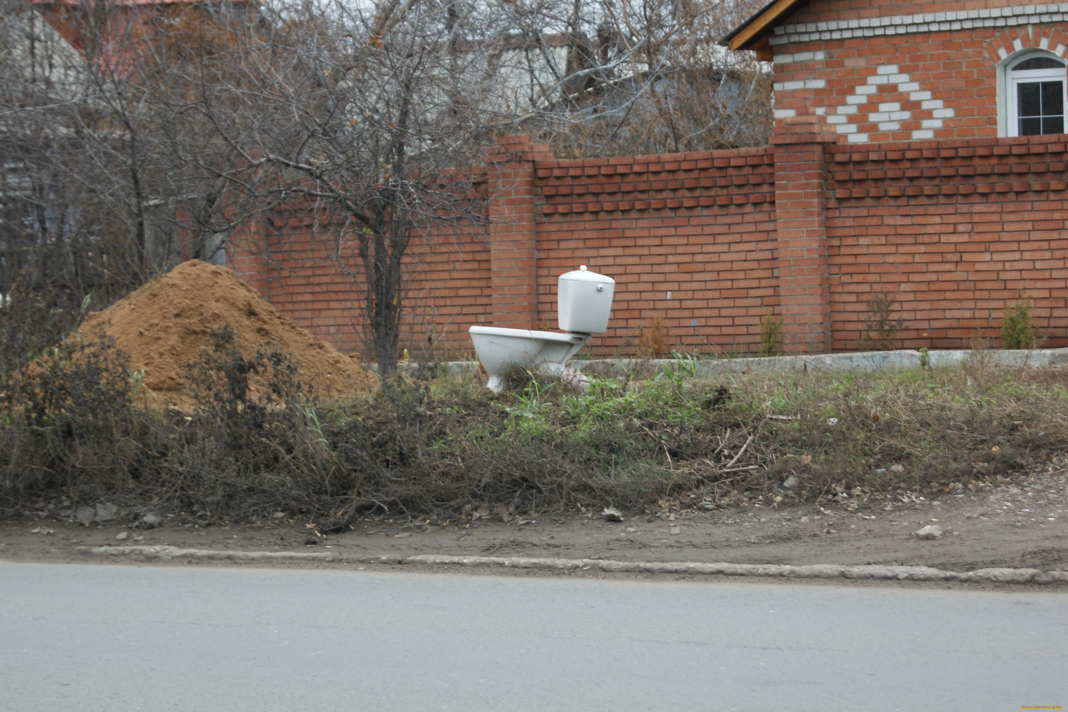 юмор, приколы, куча, песка, дорога, забор, дом, унитаз