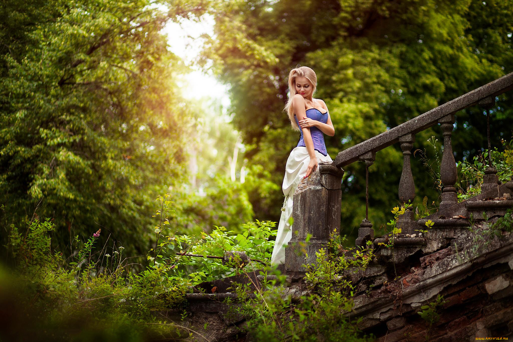 девушки, -unsort, , блондинки, anton, komar, photographer, сказка, корсет, платье, cinderella, девушка, руины, лес, деревья, зелень, старая, лестница
