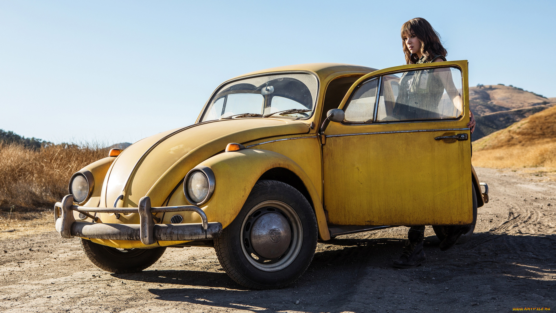кино, фильмы, bumblebee, бамблби, автомобиль, кадр, фантастика, жёлтый, hailee, steinfeld, хейли, стайнфелд, небо, дорога, девушка, солнце