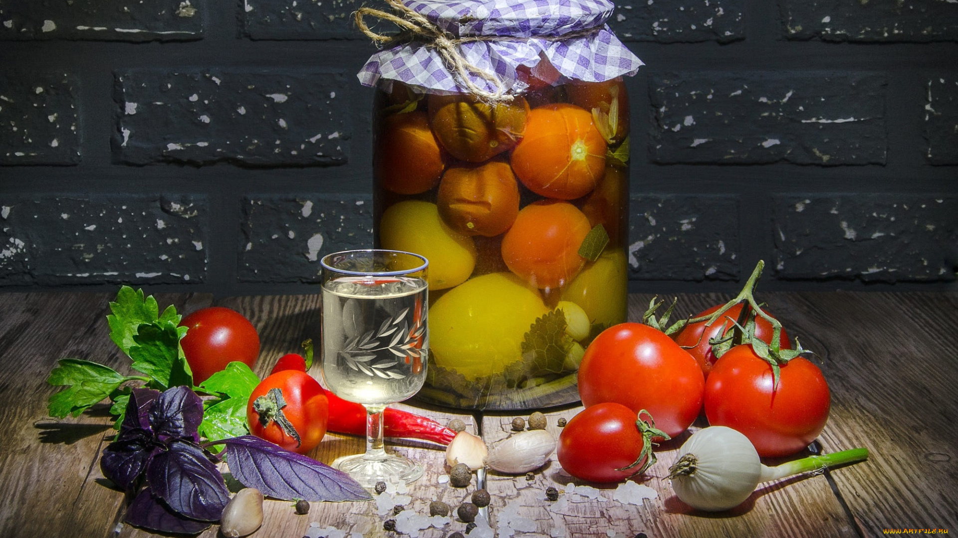 еда, консервация, помидоры, чеснок, базилик, водка