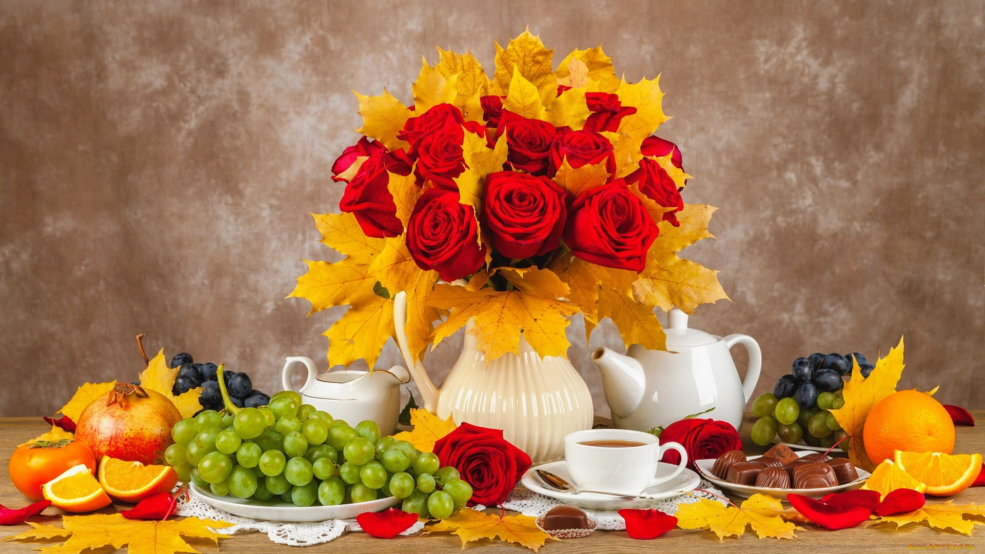 еда, натюрморт, розы, конфеты, виноград, листья, гранат