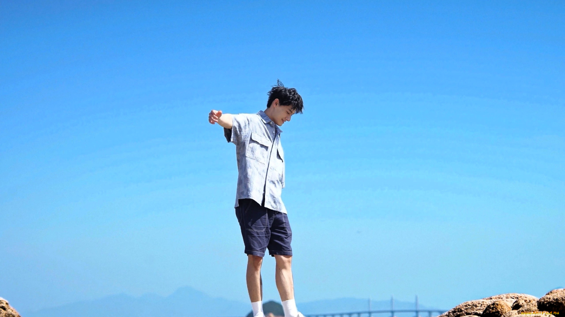 мужчины, wang, zhuocheng, актер, рубашка, шорты, небо, камни