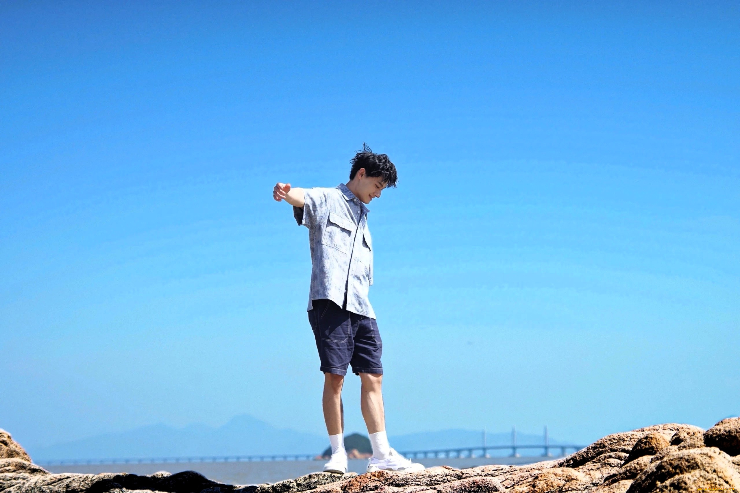 мужчины, wang, zhuocheng, актер, рубашка, шорты, небо, камни