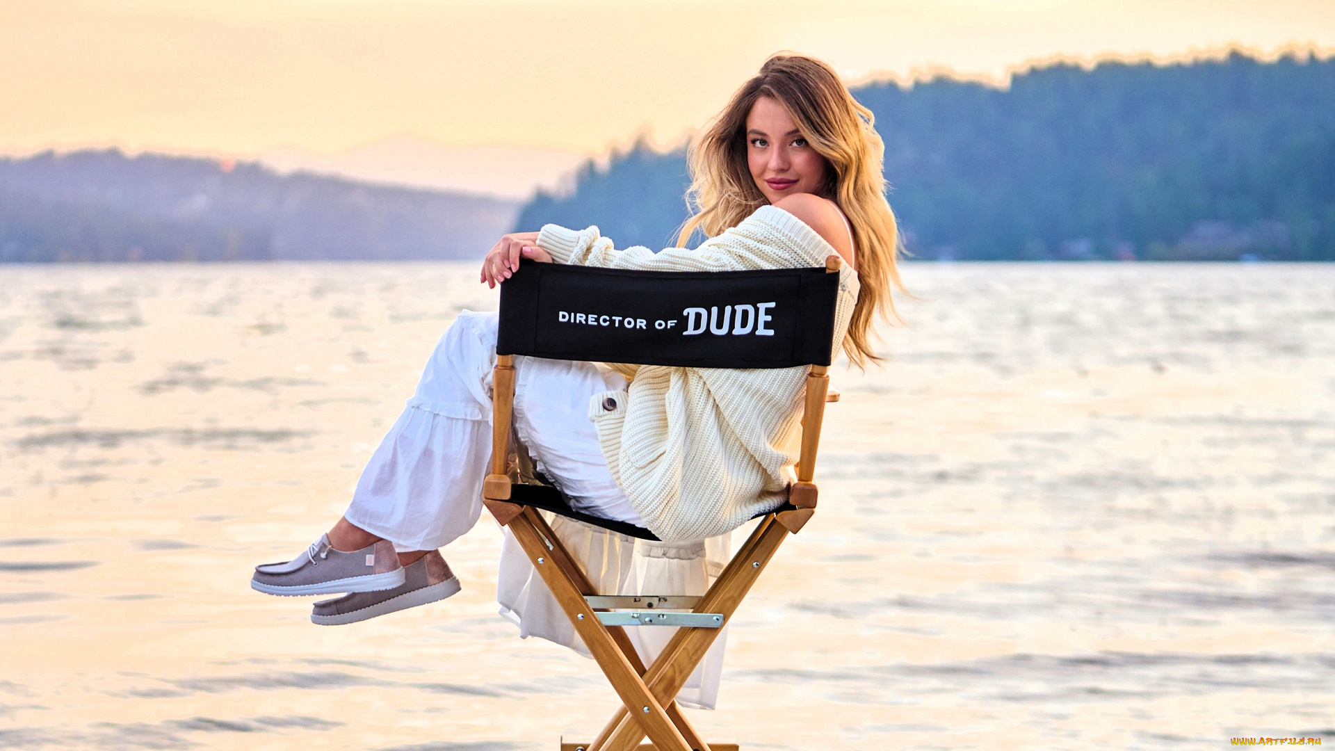 девушки, sydney, sweeney, актриса, блондинка, свитер, юбка, стул, река, лес