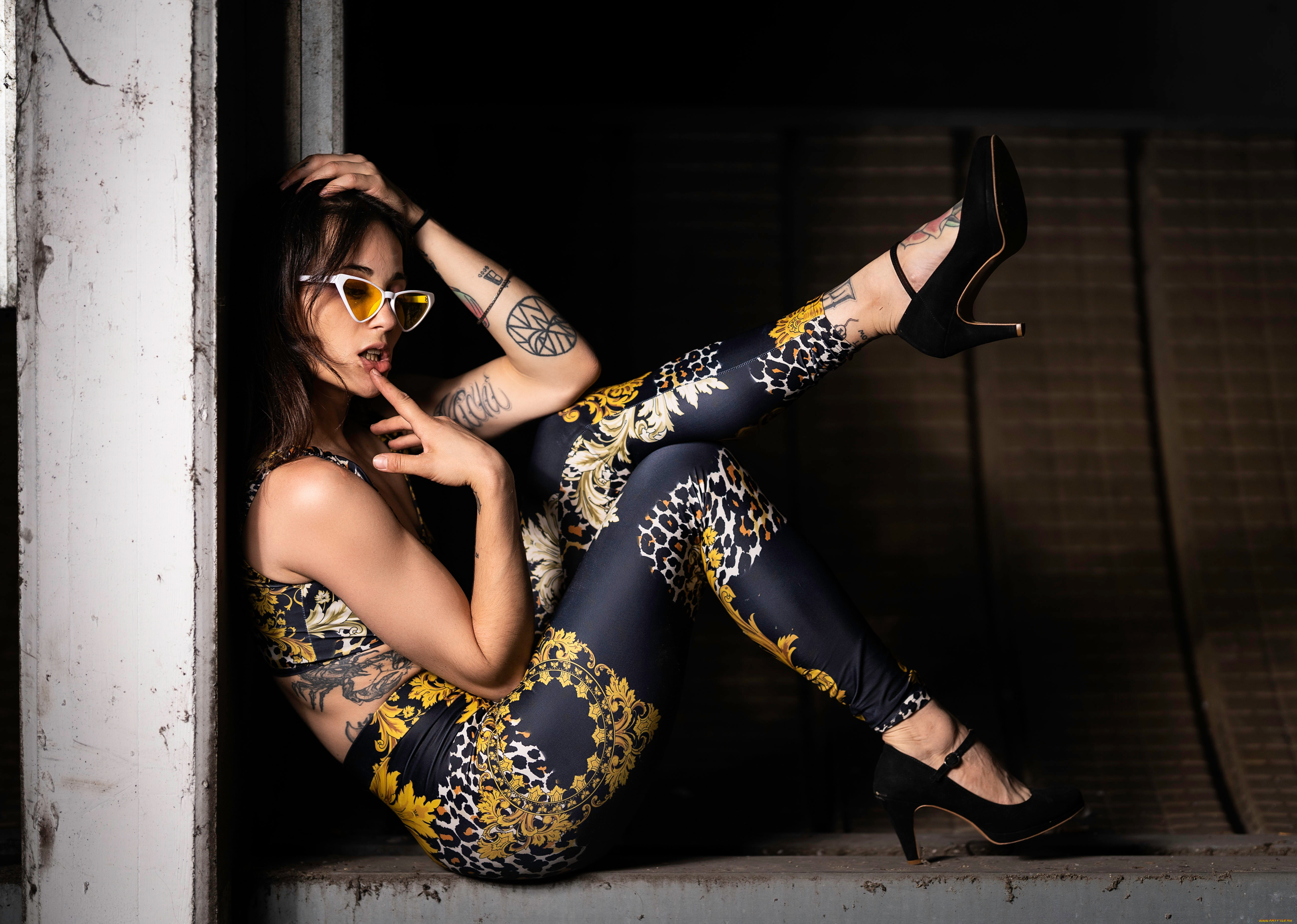 сексуальная, девушка, девушки, -, брюнетки, , шатенки, девушка, женщина, брюнетка, темноволосая, сексуальная, модель, звезда, позирует, разная, обувь, верхняя, стильная, одежда, нижнее, эротическое, бельё, трусы, лифчик, колготки, чулки, аксессуары, макияж, и, множество, элементов, на, фотографии