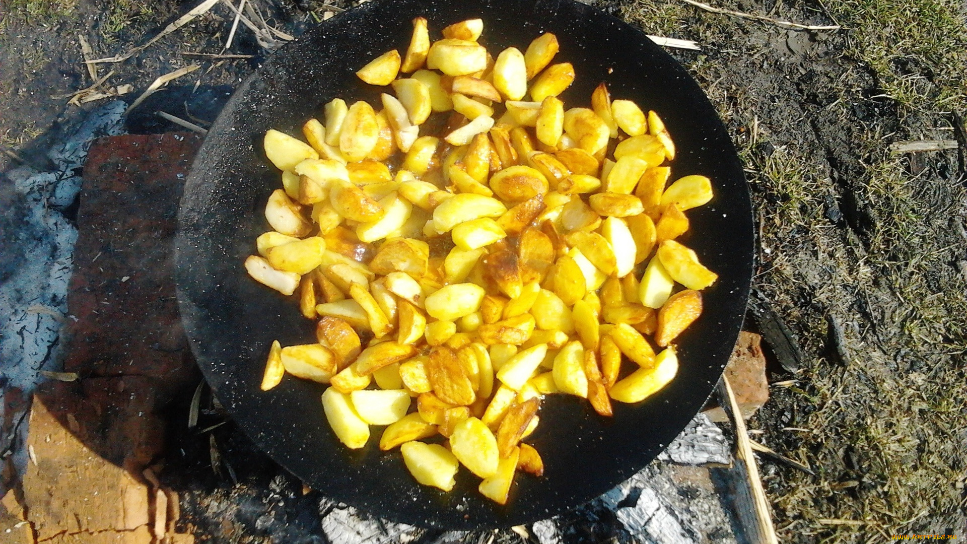 еда, картофель, костер, сковорода, ломтики