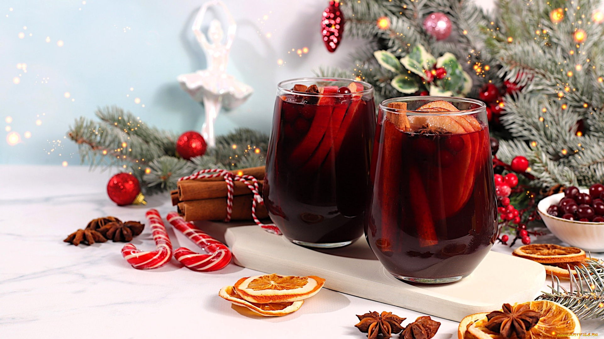 праздничные, угощения, ёлка, ветки, апельсины, ягоды, корица, бокалы, напиток