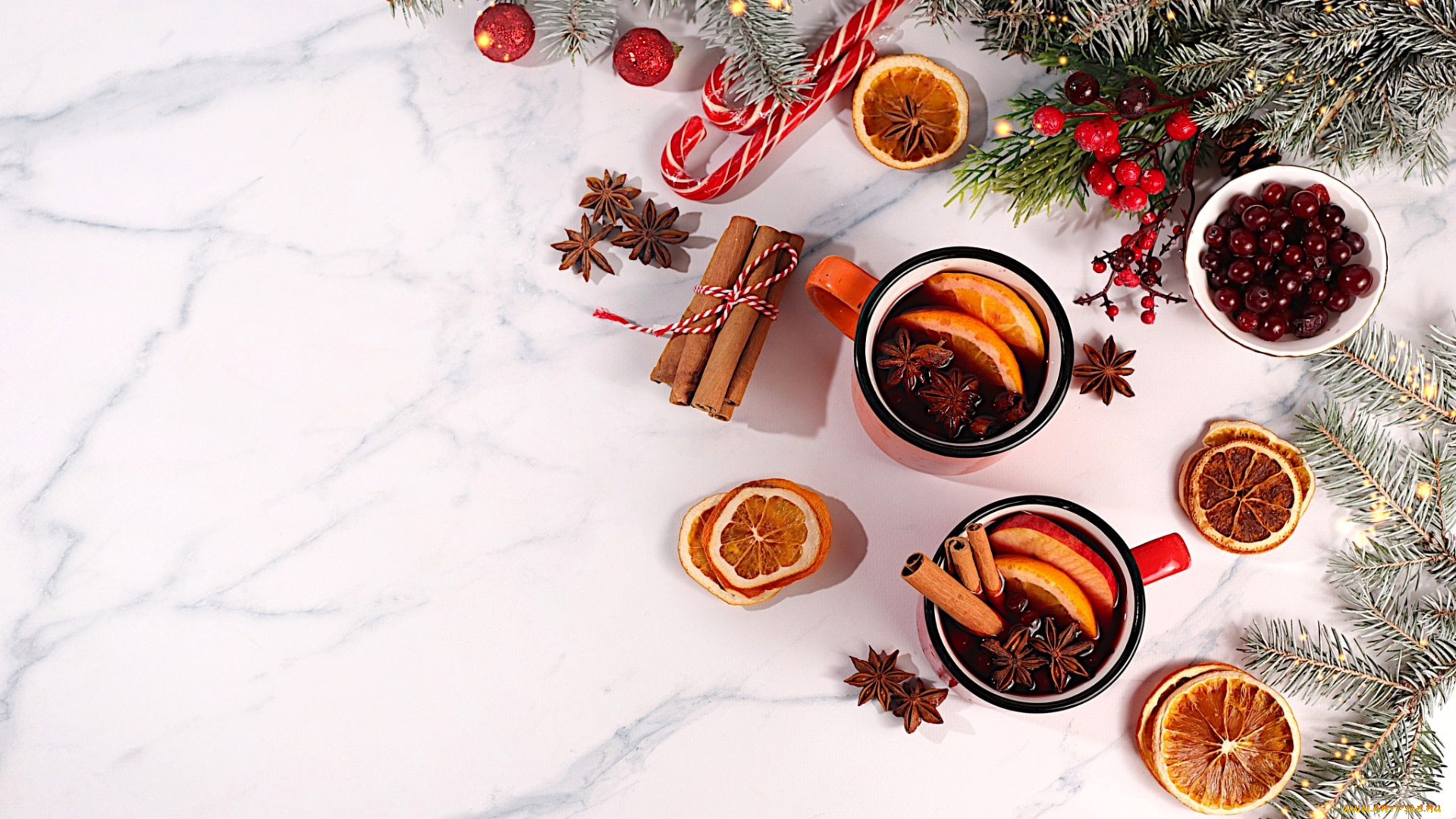 праздничные, угощения, ёлка, ветки, апельсины, ягоды, корица, чашки, напиток