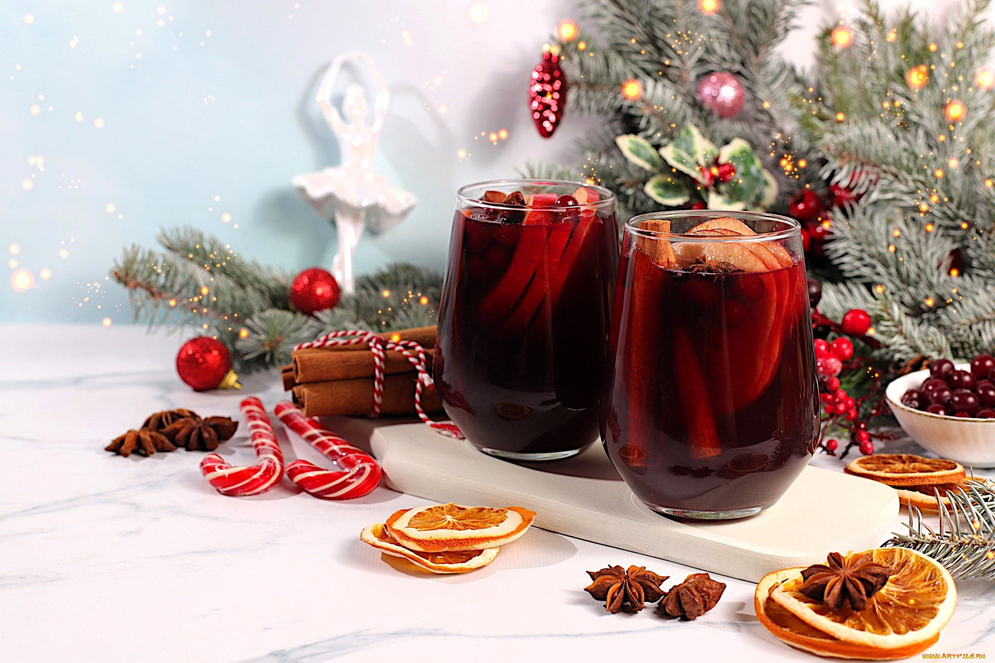 праздничные, угощения, ёлка, ветки, апельсины, ягоды, корица, бокалы, напиток