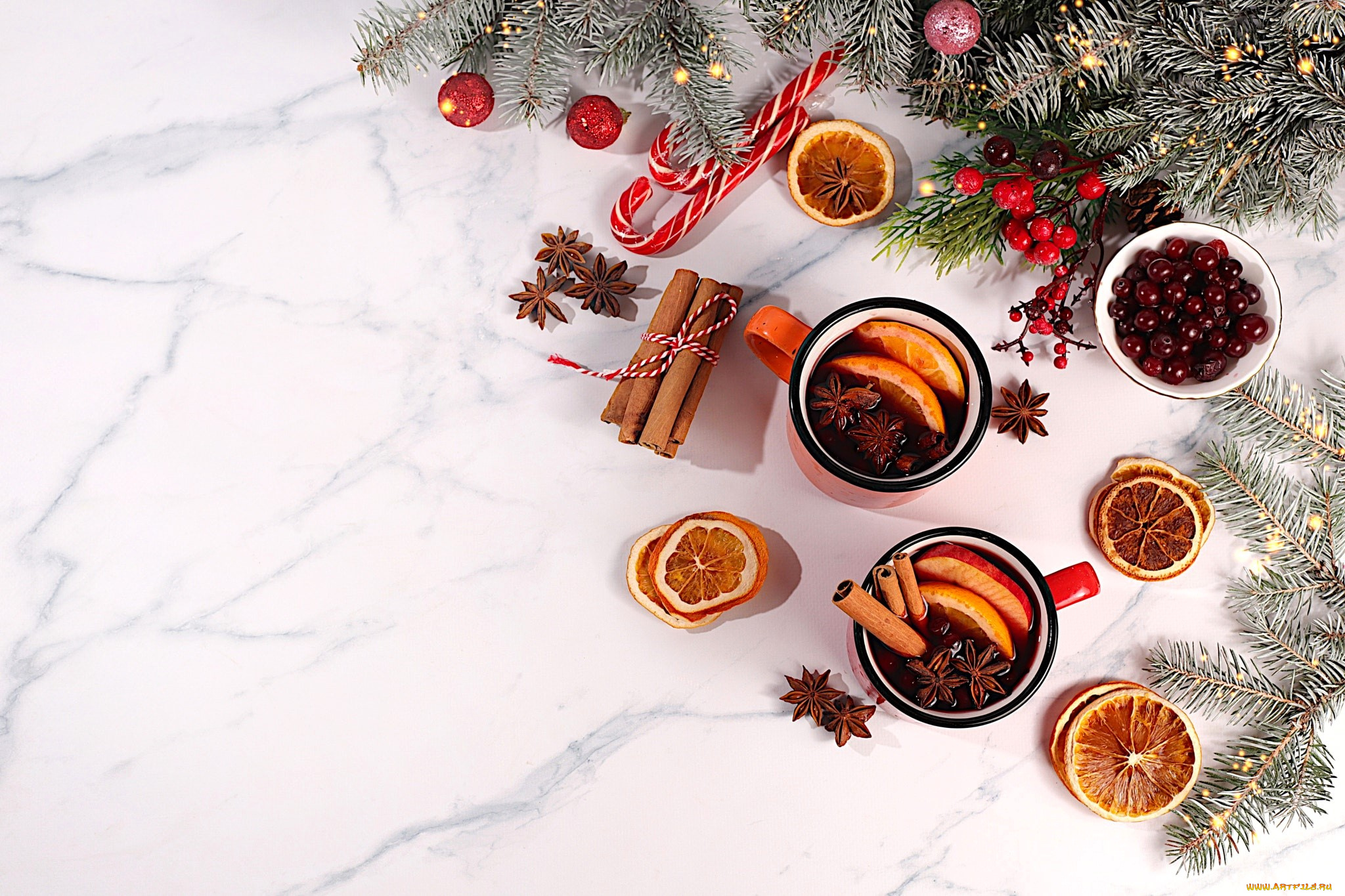 праздничные, угощения, ёлка, ветки, апельсины, ягоды, корица, чашки, напиток