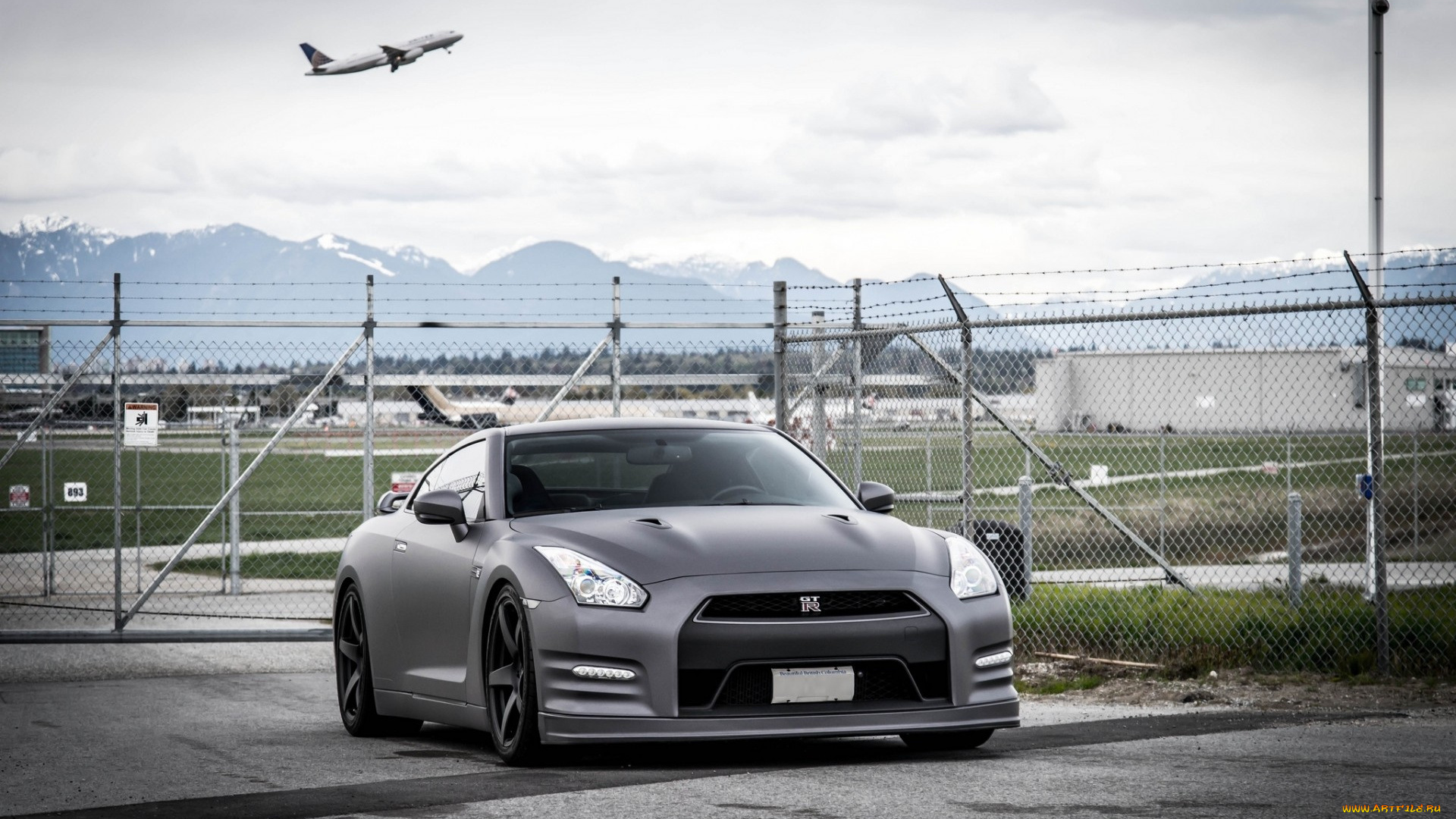 автомобили, nissan, datsun, gtr, ниссан, самолеты, аэродром, забор, серебристый