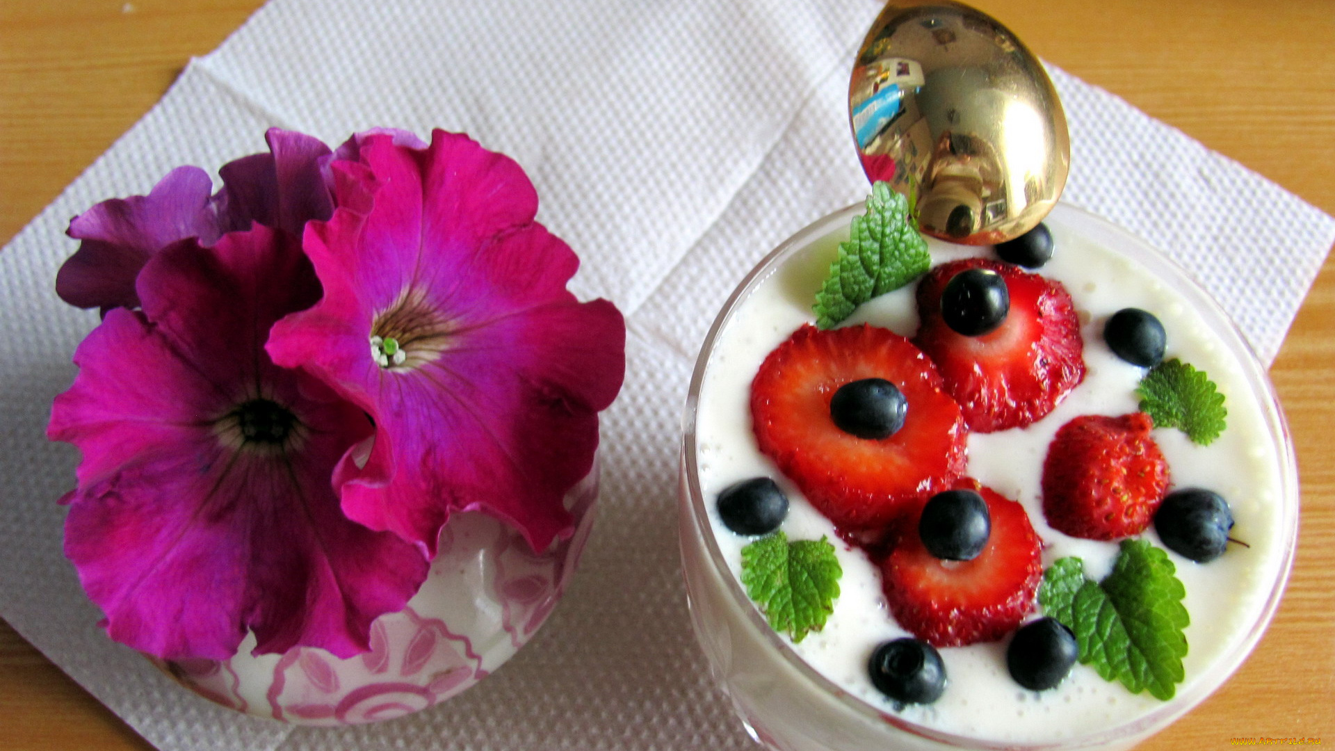 еда, мороженое, , десерты, петуния, клубника, десерт, мята, черника