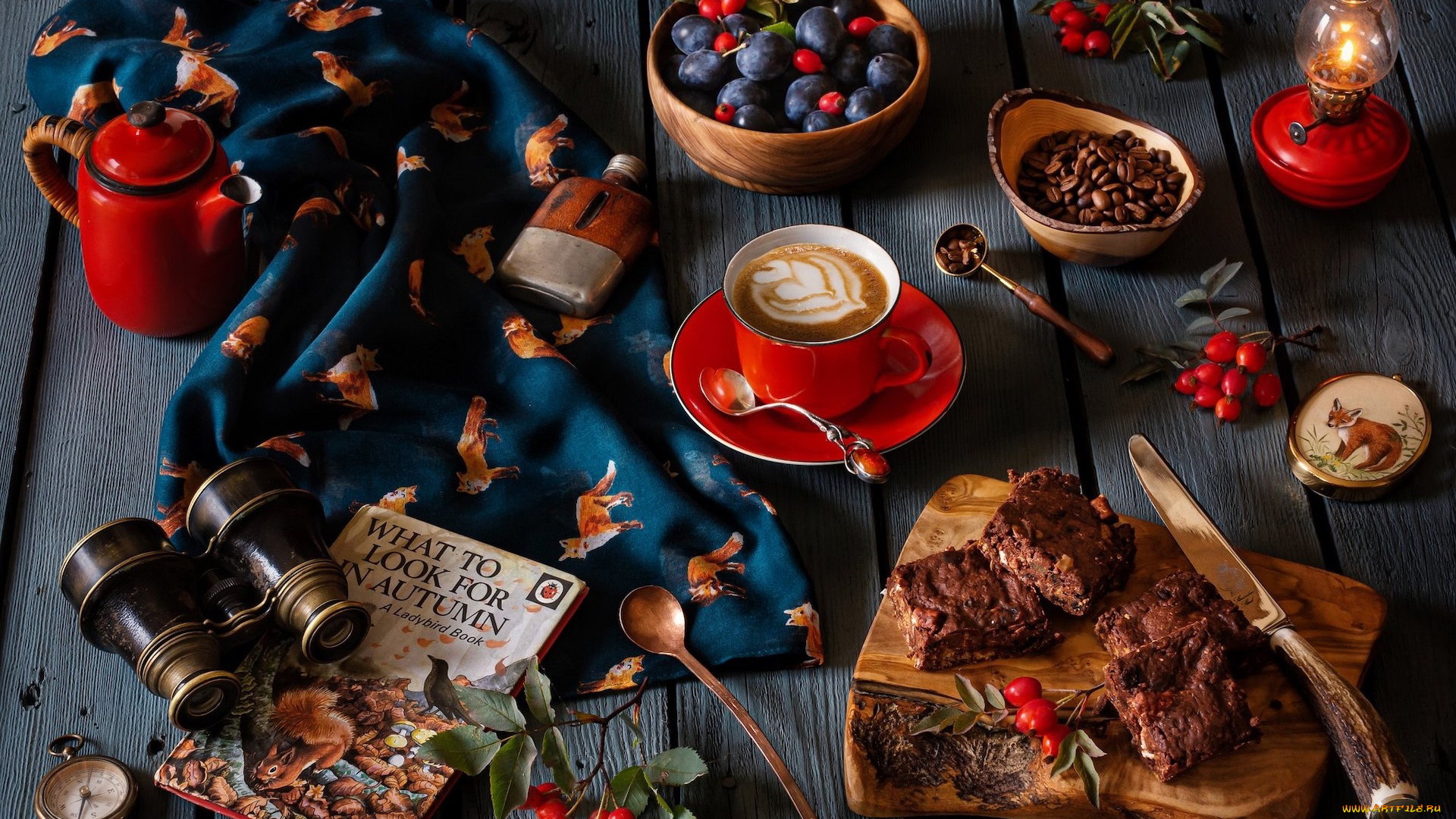 еда, натюрморт, пирог, кофе, шиповник, сливы, лампа, фляжка, бинокль