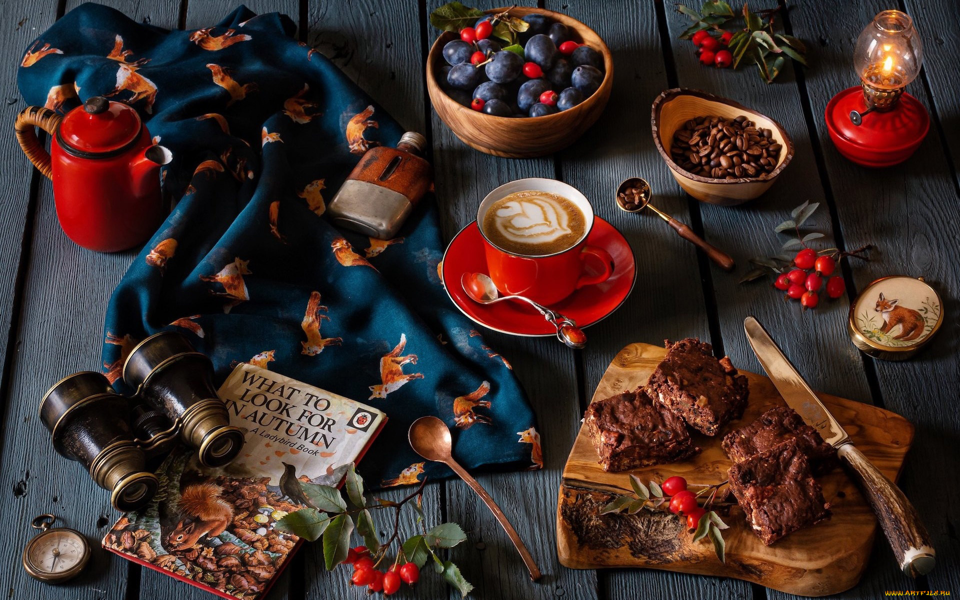 еда, натюрморт, пирог, кофе, шиповник, сливы, лампа, фляжка, бинокль