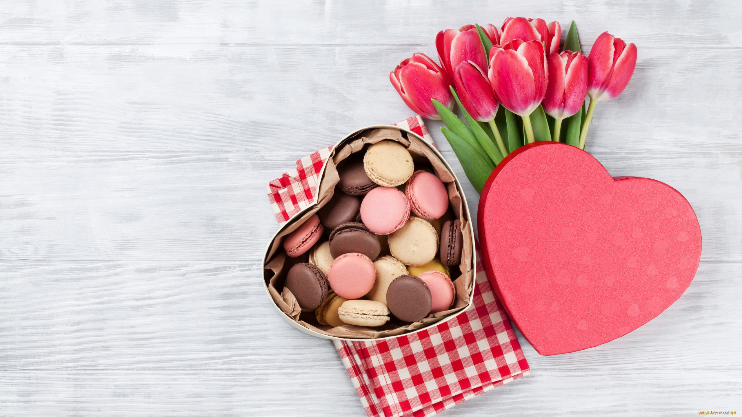 праздничные, день, святого, валентина, , сердечки, , любовь, тюльпаны, коробка, макаруны, сердечки