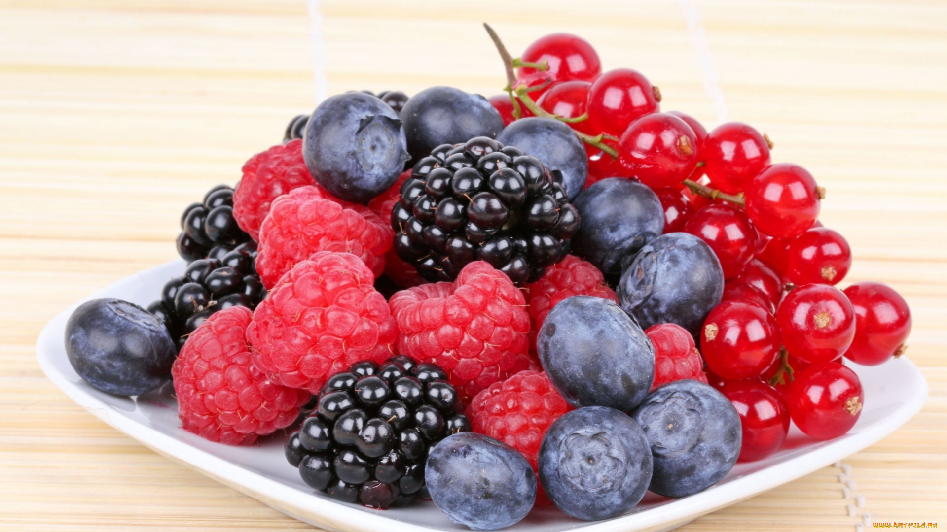 еда, фрукты, , ягоды, ягоды, фон, тарелка, смородина, черника, малина
