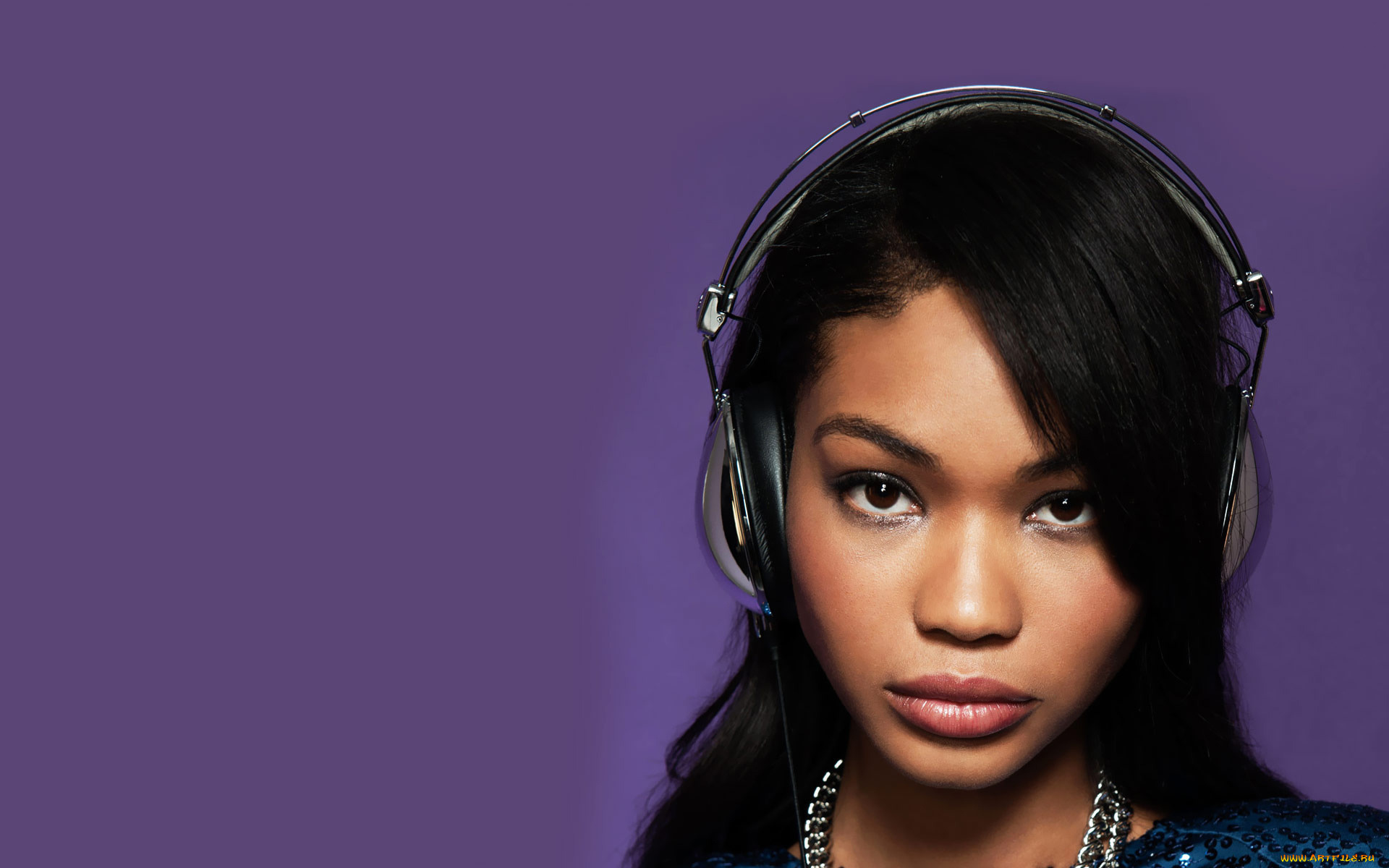 chanel, iman, девушки, chanel, iman, девушка, наушники, мулатка, темнокожая, чернокожая, красотка, брюнетка, лицо, портрет, взгляд, макияж