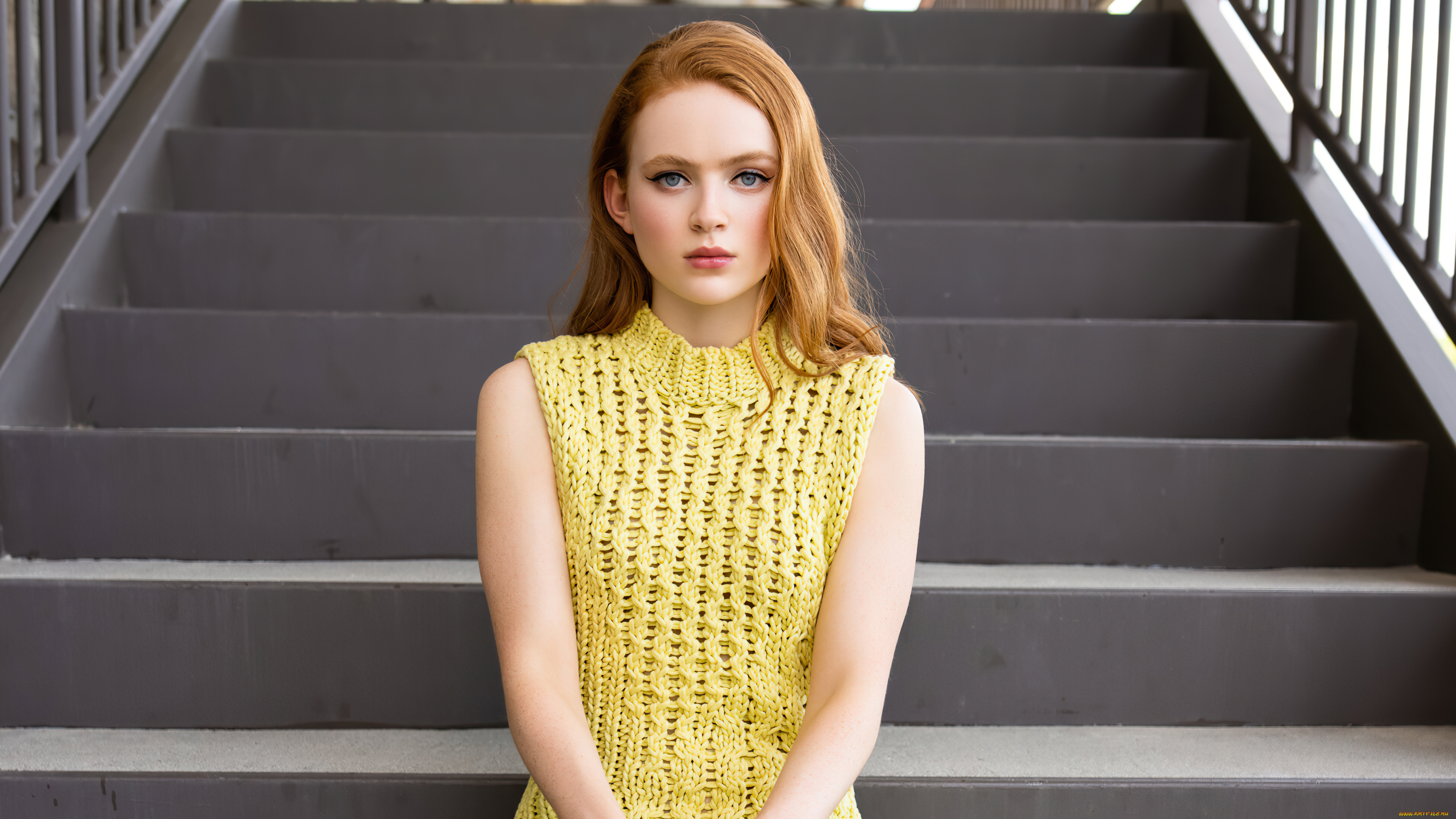 девушки, sadie, sink, рыжая, свитер, лестница