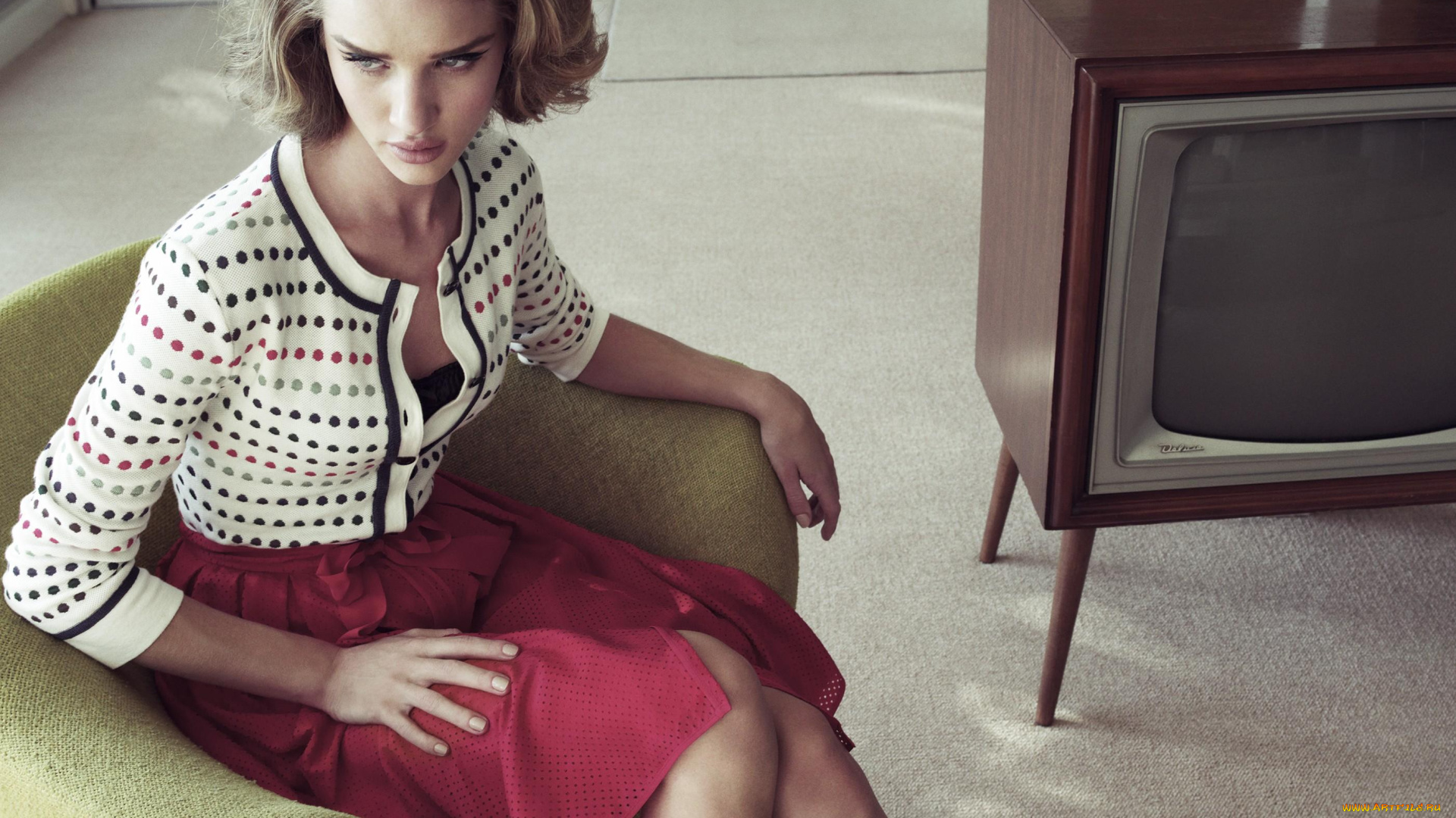девушки, rosie, huntington-whiteley, рози, хантингтон-уайтли, модель, кофта, юбка, кресло, телевизор, ретро