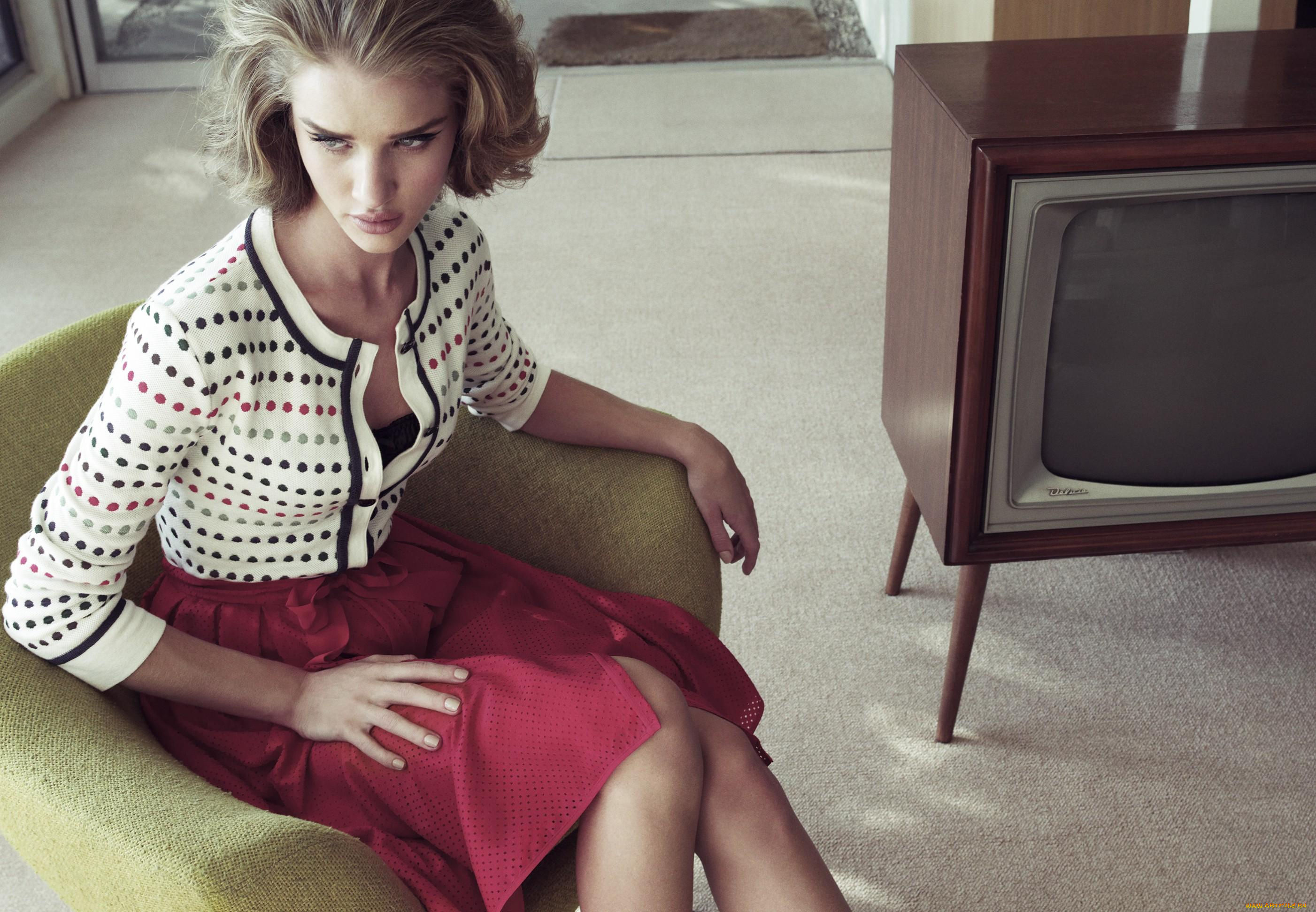 девушки, rosie, huntington-whiteley, рози, хантингтон-уайтли, модель, кофта, юбка, кресло, телевизор, ретро