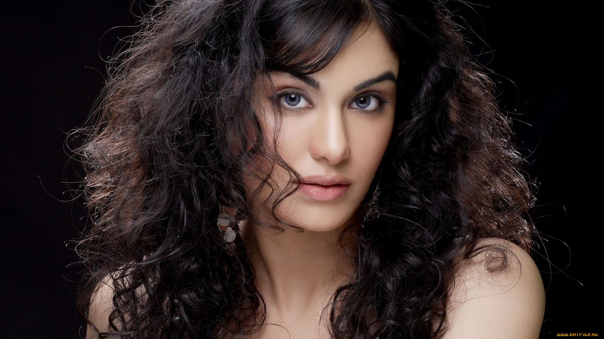 Adah, Sharma, девушки