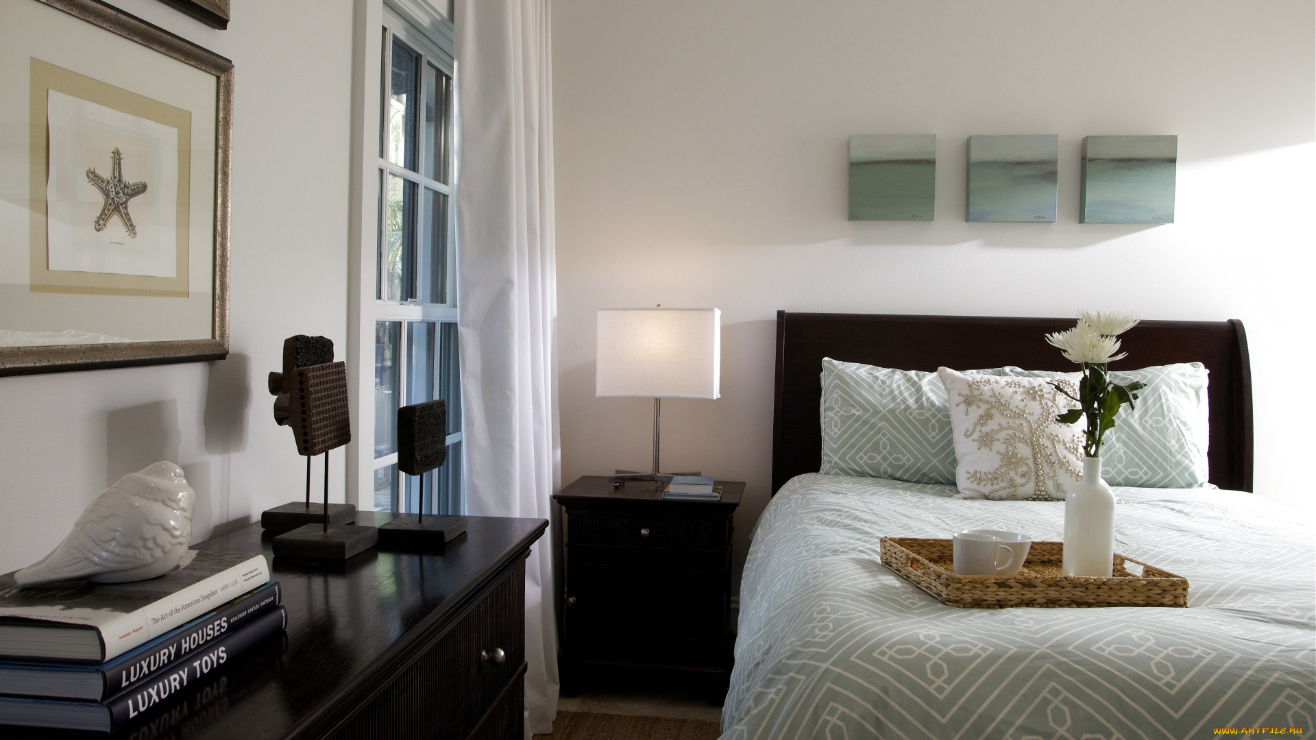 интерьер, спальня, комод, кровать, подушки, ваза