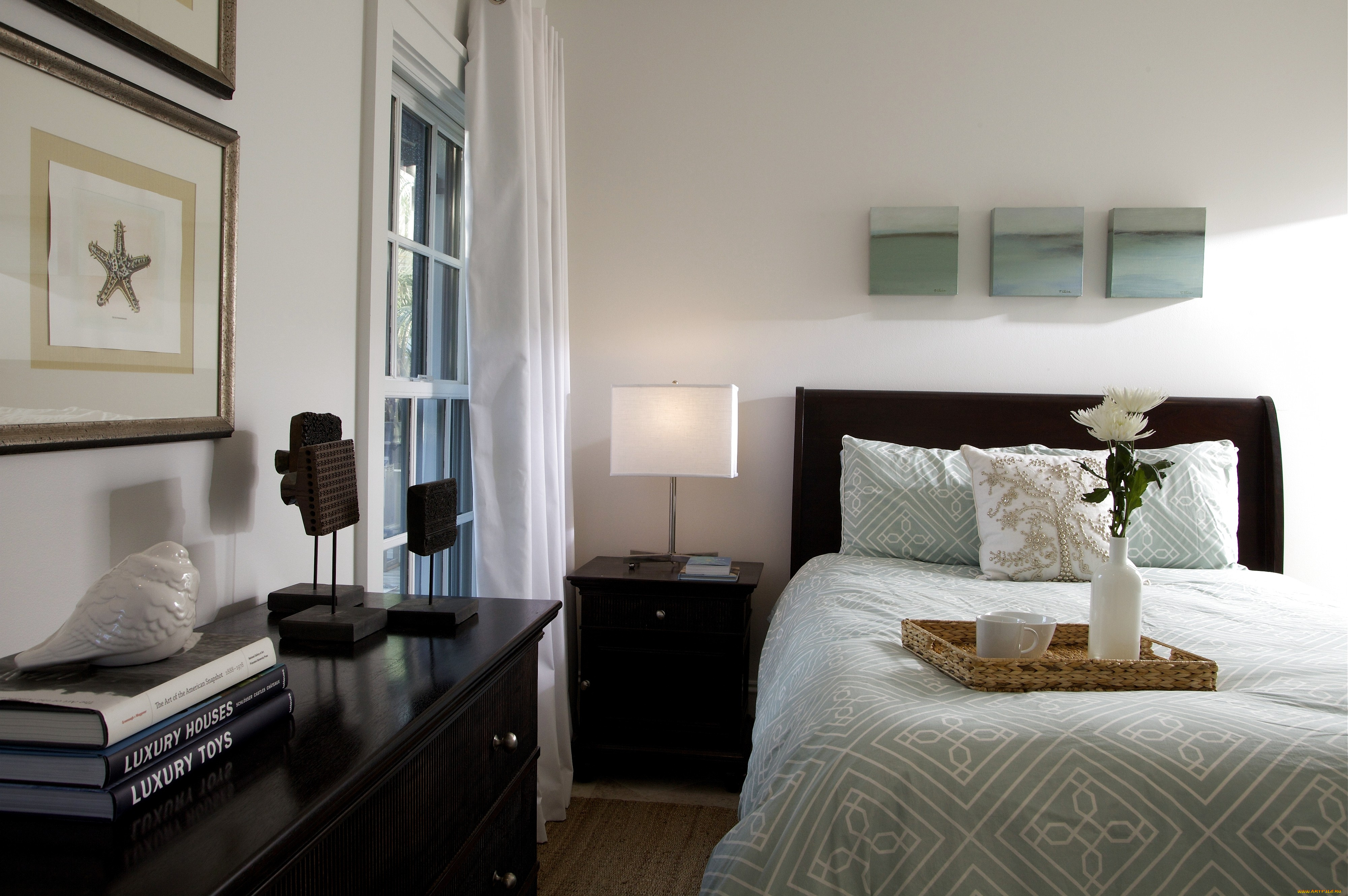 интерьер, спальня, комод, кровать, подушки, ваза