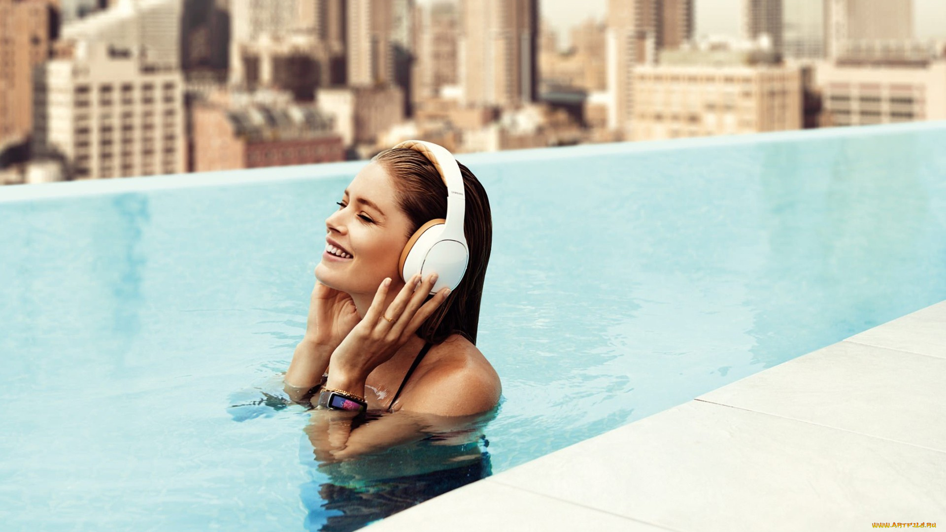 девушки, doutzen, kroes, модель, улыбка, бассейн, наушники, город