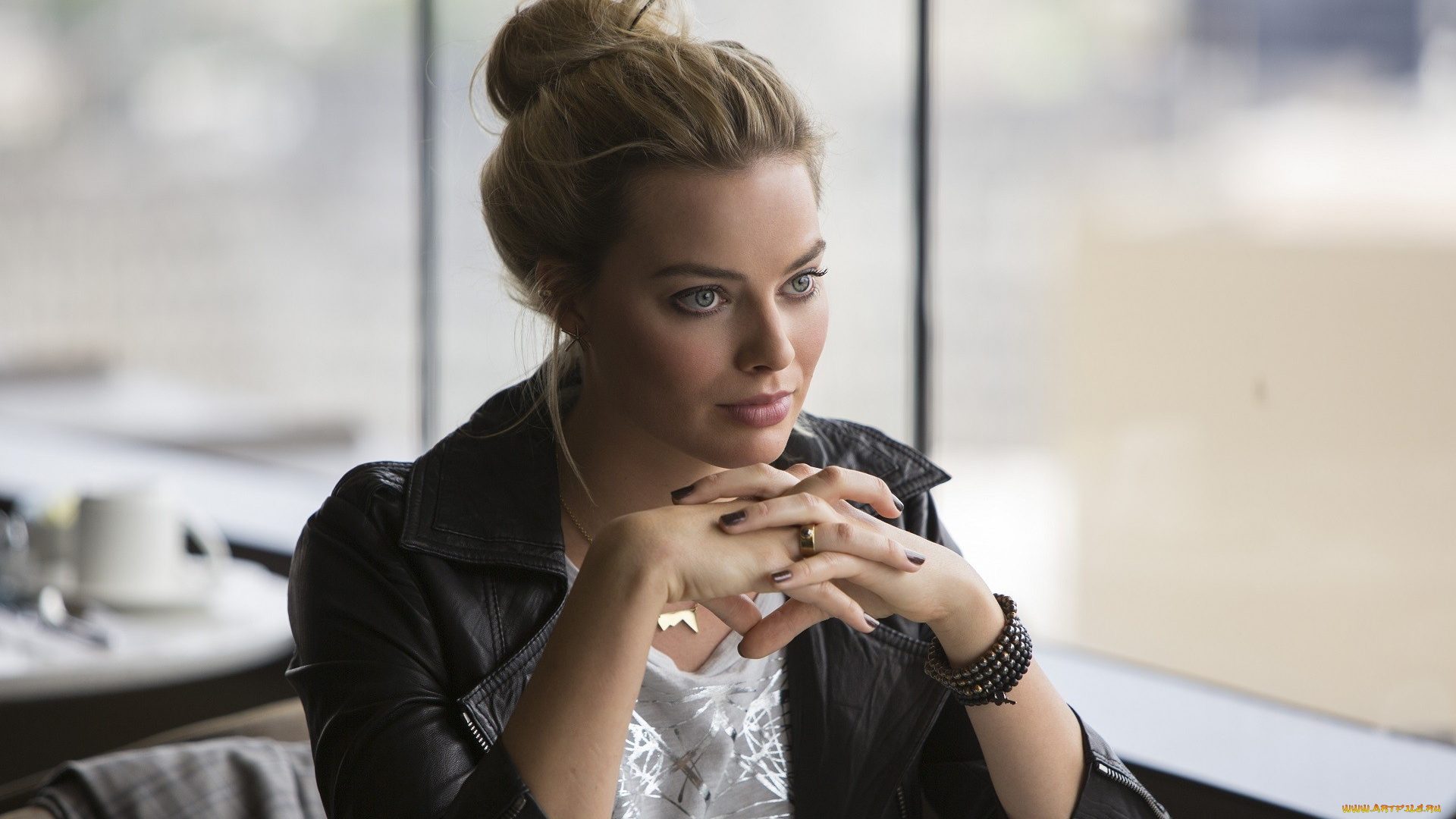 кино, фильмы, focus, куртка, блондинка, кафе, браслеты, margot, robbie