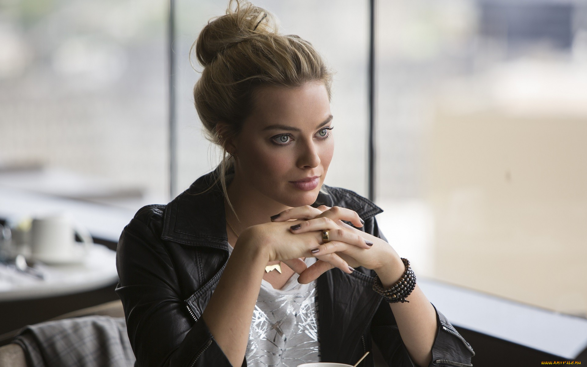 кино, фильмы, focus, куртка, блондинка, кафе, браслеты, margot, robbie