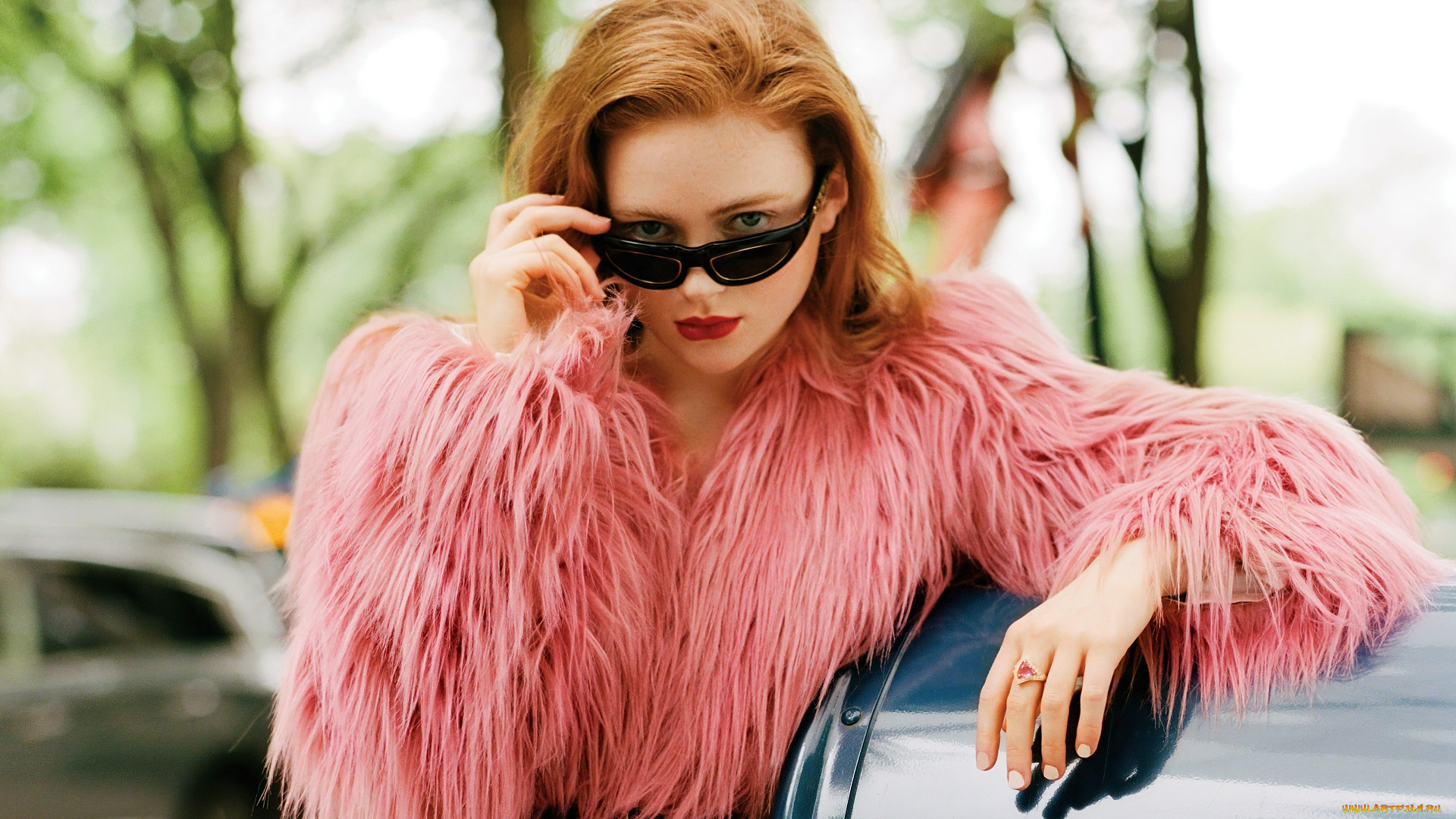 девушки, sadie, sink, рыжая, очки, шуба, машина