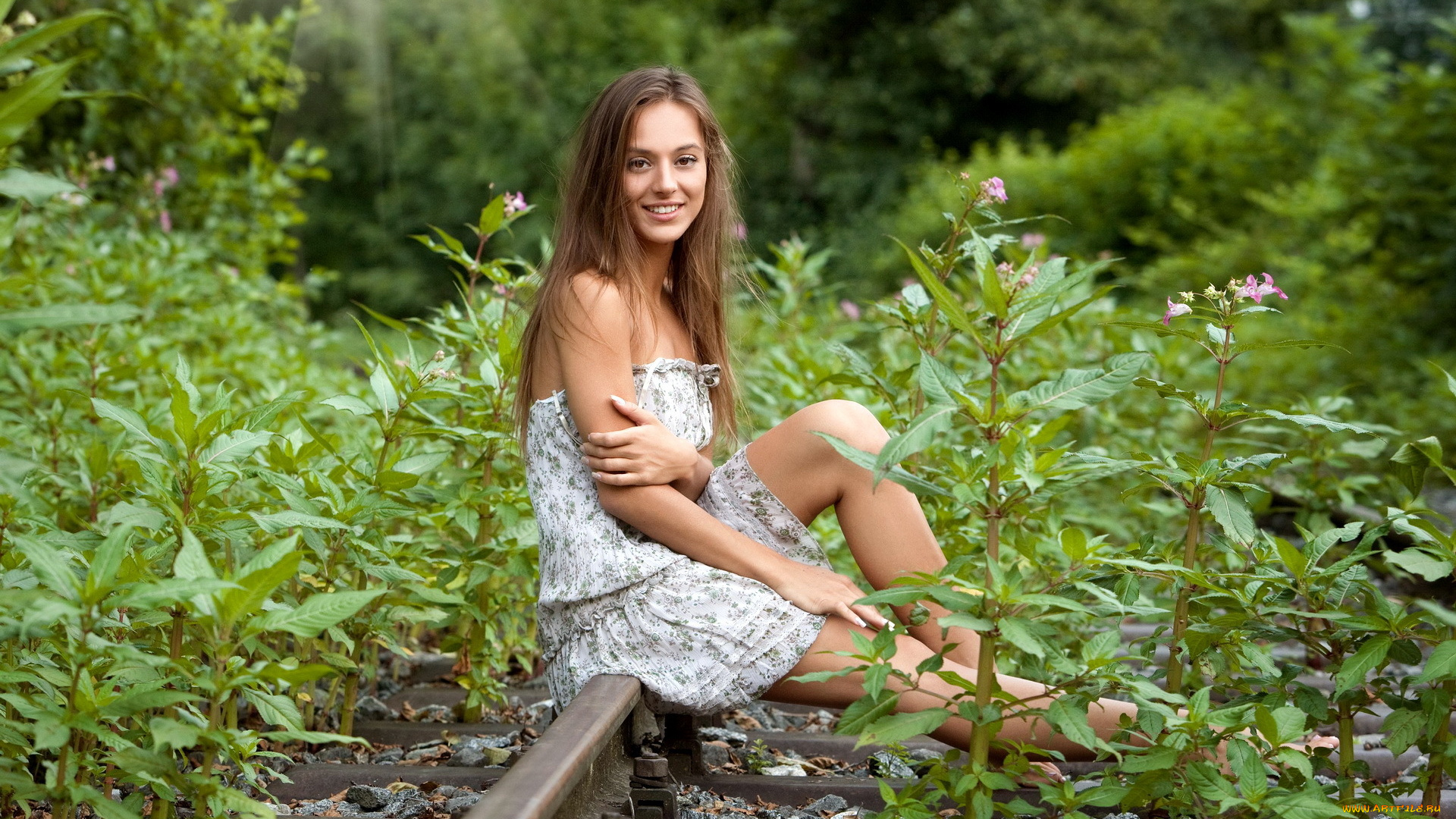 Dominika, Chybova, Dominika, C, девушки, , , улыбка, платье, природа, рельсы, красотка