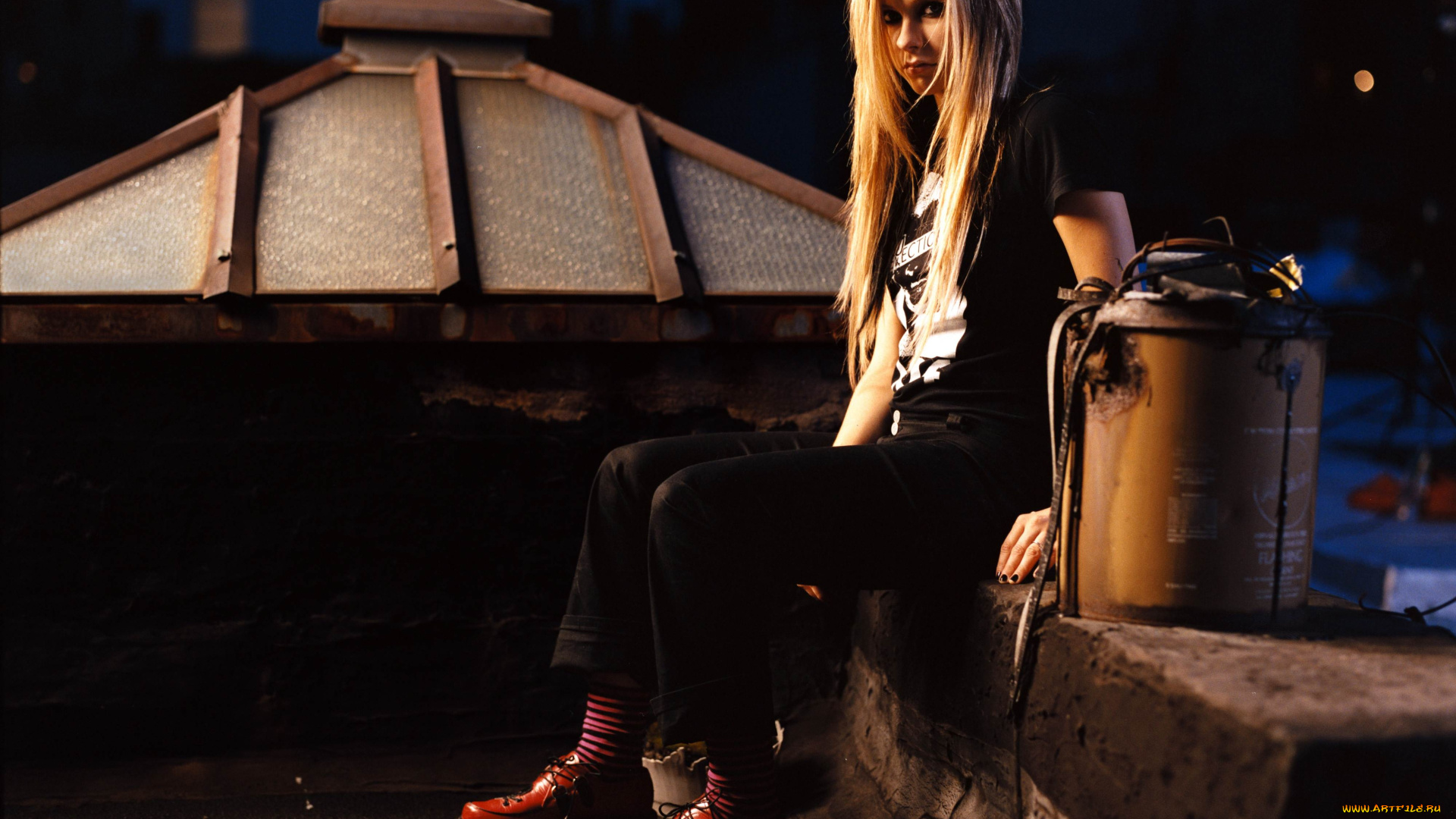 музыка, avril, lavigne, ботинки, аврил, лавинь, блондинка, ведро, крыша, ночь, певица