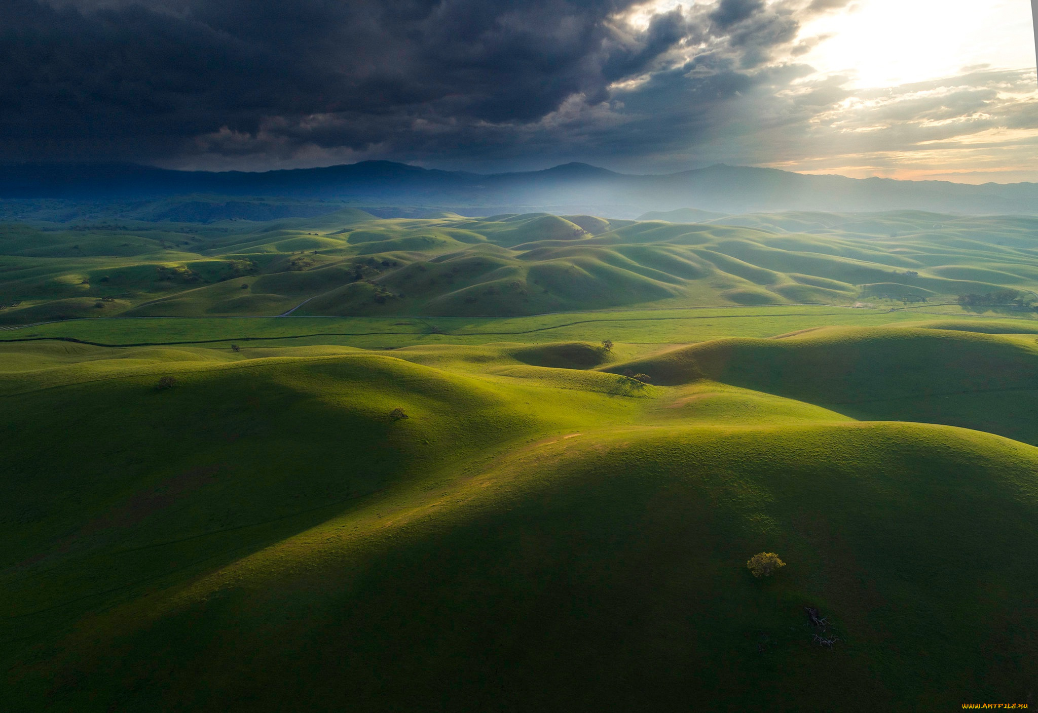 природа, горы, зелень, небо, солнце, облака, тучи, холмы, поля