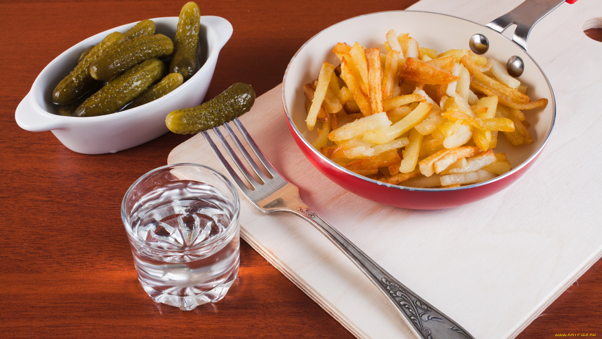 еда, картофель, маринованные, огурчики, жареный, соломка, водка
