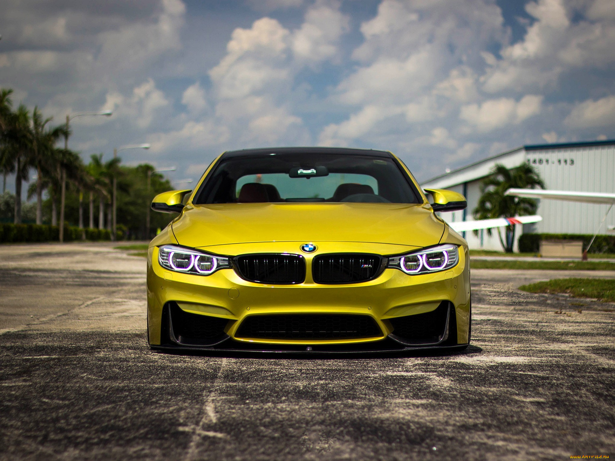 bmw, m4, автомобили, bmw, желтый, площадка, здание, пальмы
