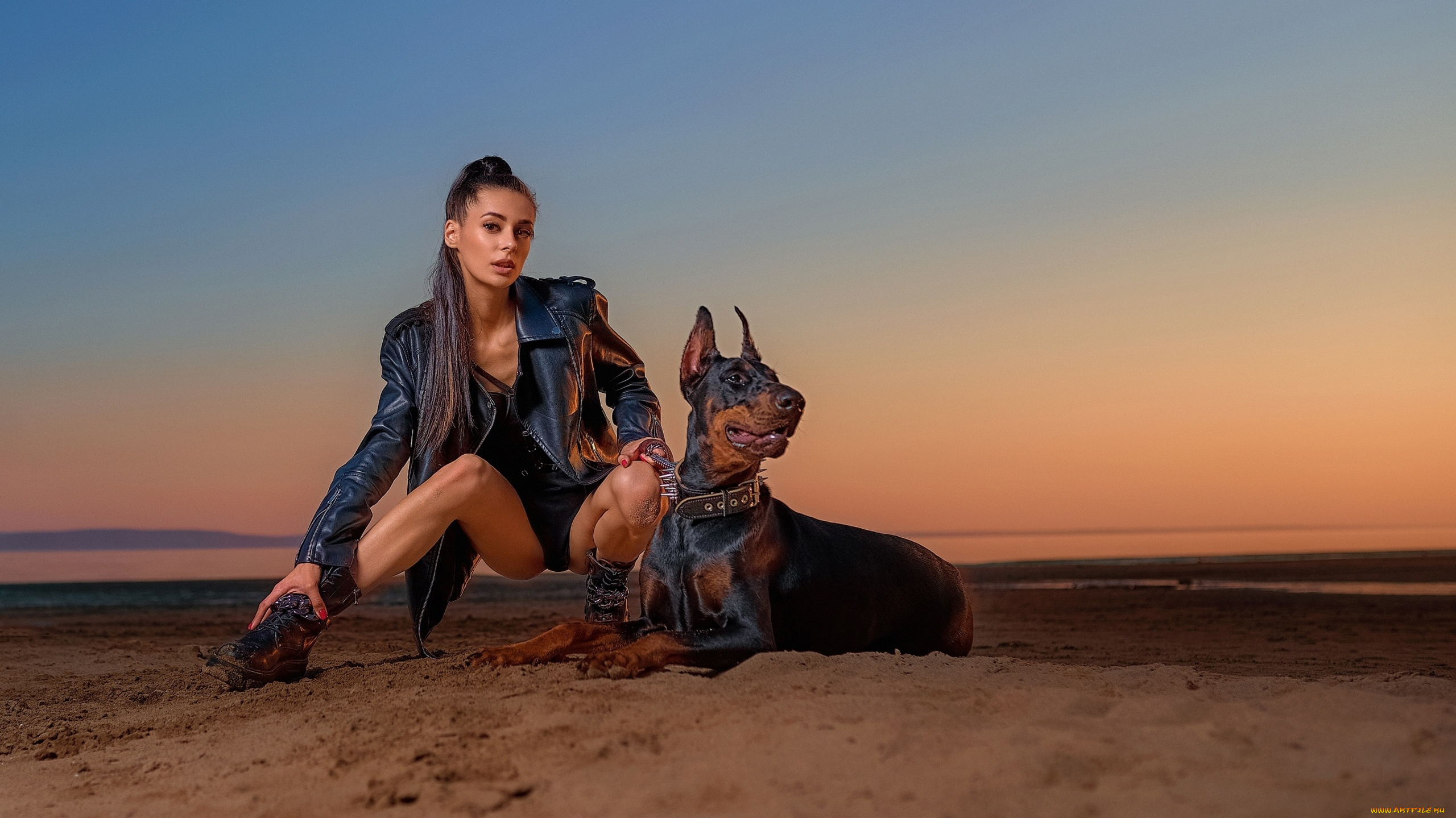 девушка, девушки, -, брюнетки, , шатенки, секси, позирует, ножки, фигура, природа, берег, доберман, песок, кожаная, куртка