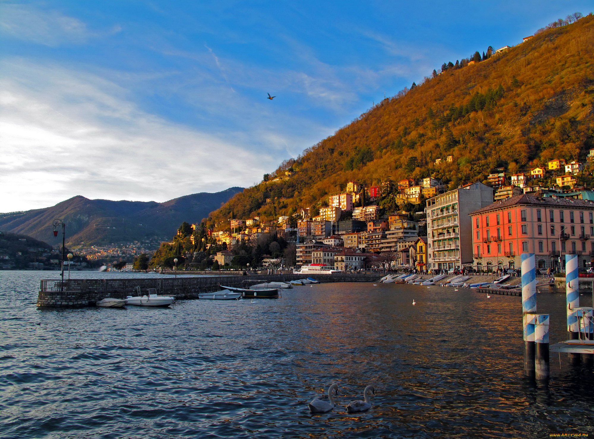 италия, ломбардия, комо, города, пейзажи, катера, море, набережная, причал, дома, горы