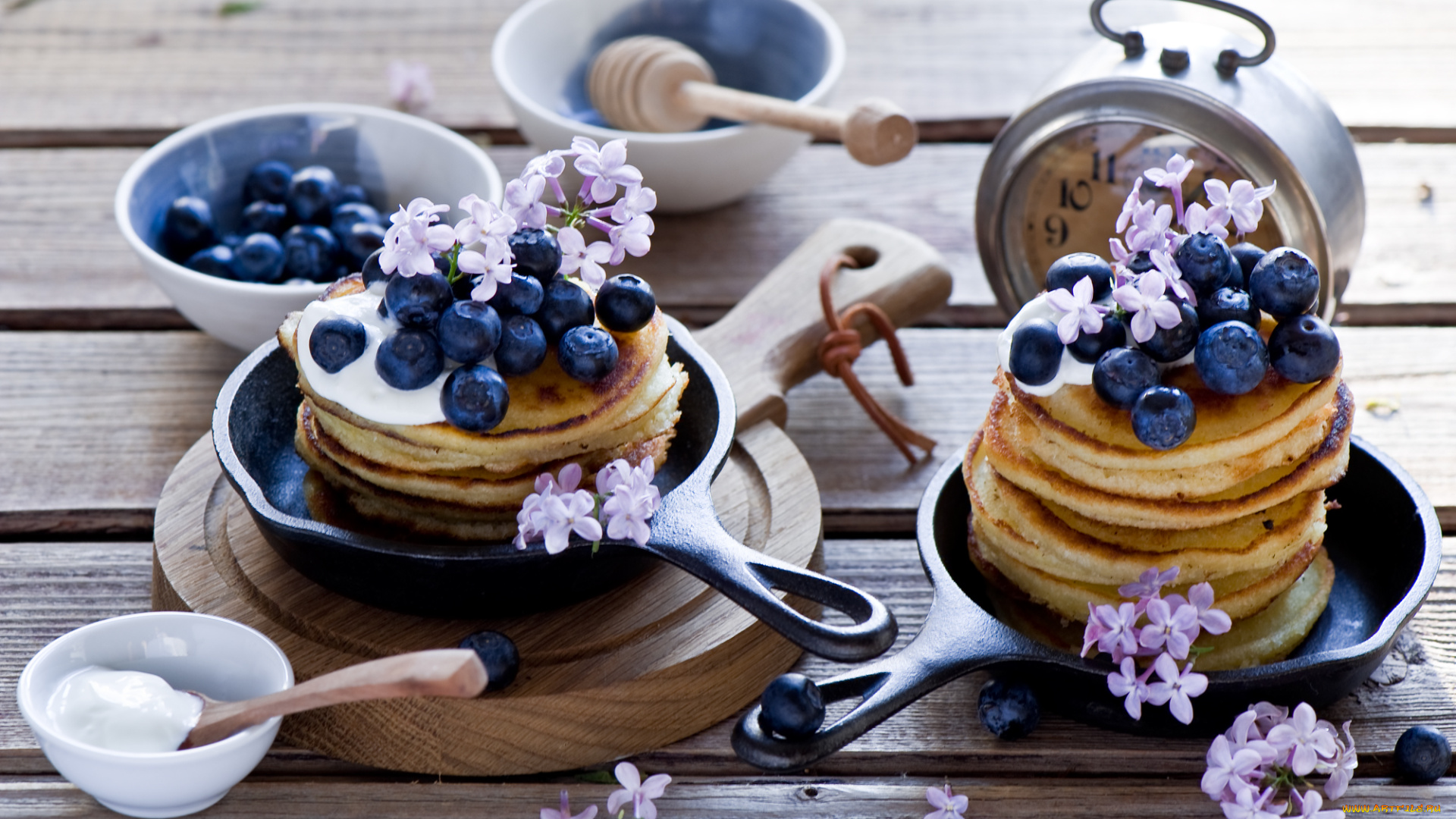еда, блины, , оладьи, оладьи, часы, выпечка, сирень, сахар, пудра