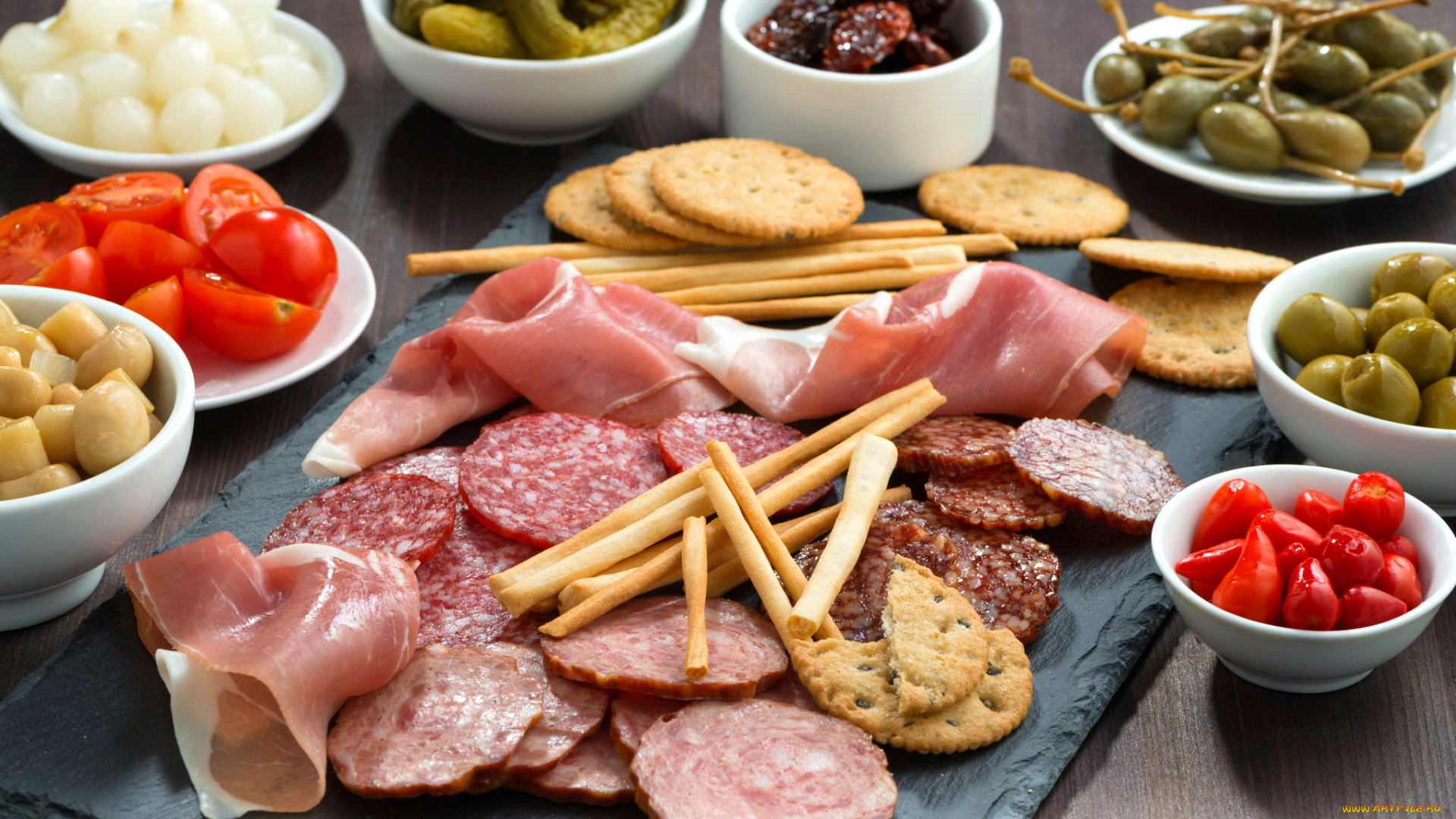 еда, разное, соления, колбаса, хамон, мясо, ассорти, лук, оливки, галеты, закуски, помидоры, огурцы, грибы
