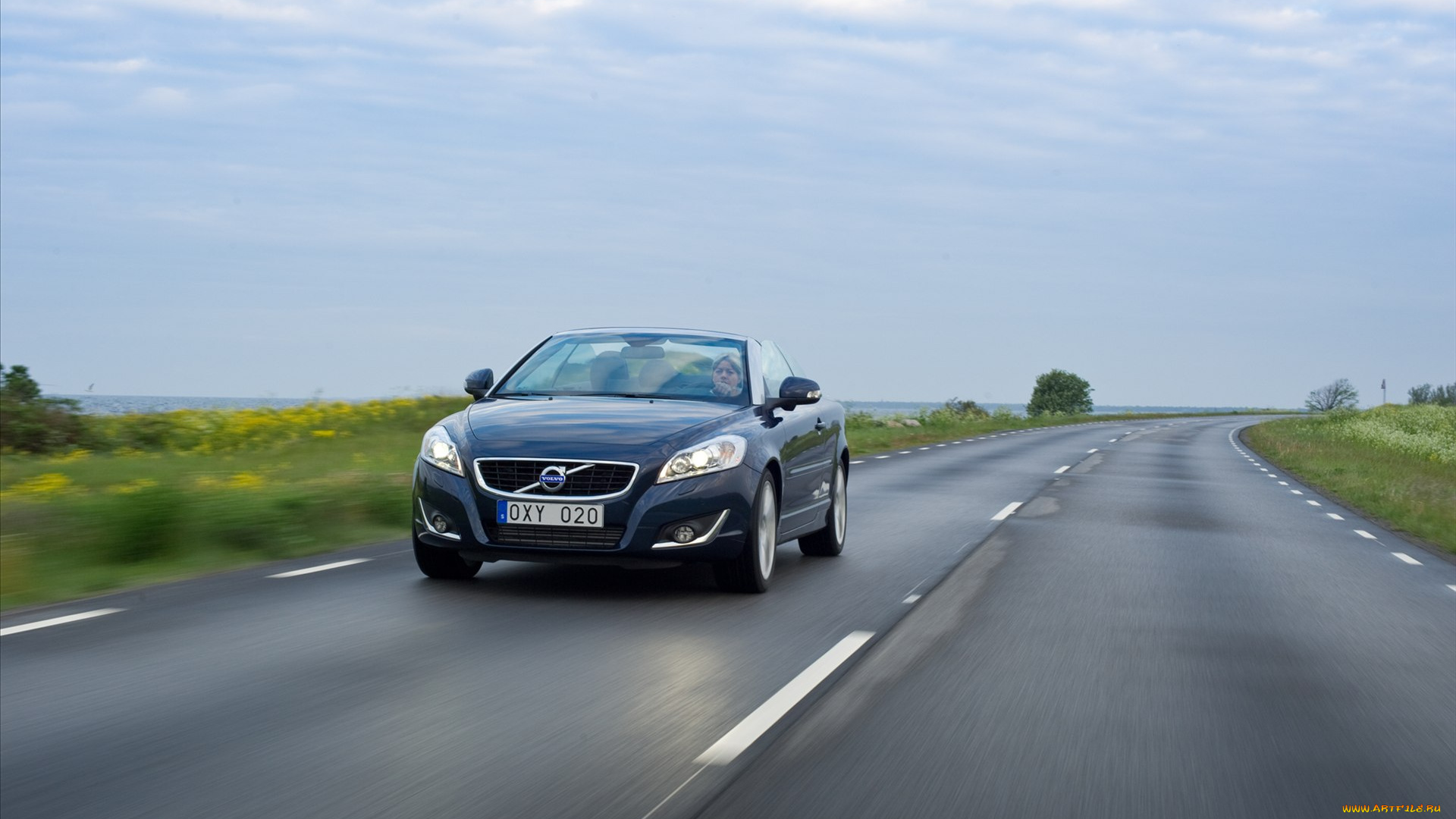 автомобили, volvo, шоссе, дорога, темный, вольво, скорость, луга, облака, небо, трасса