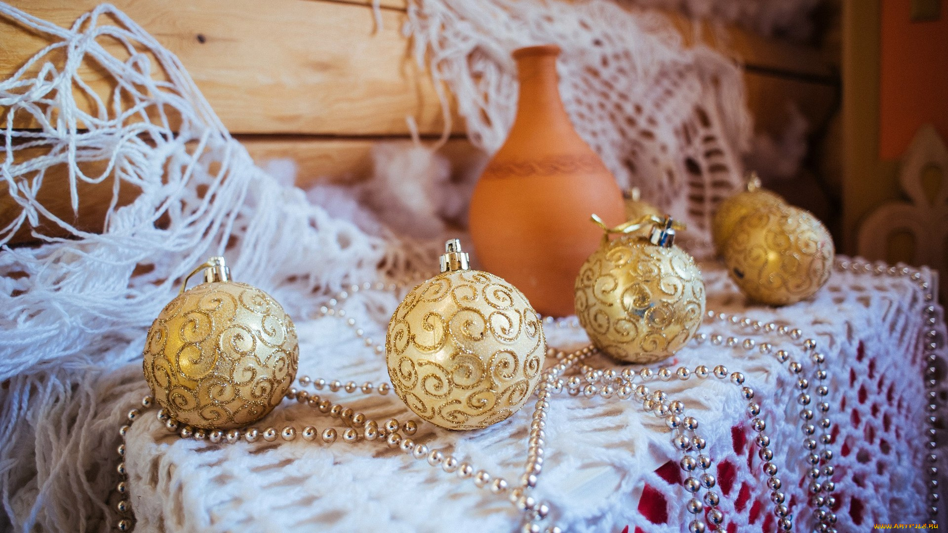 праздничные, шары, елочные, игрушки, бусы, кувшин, скатерть