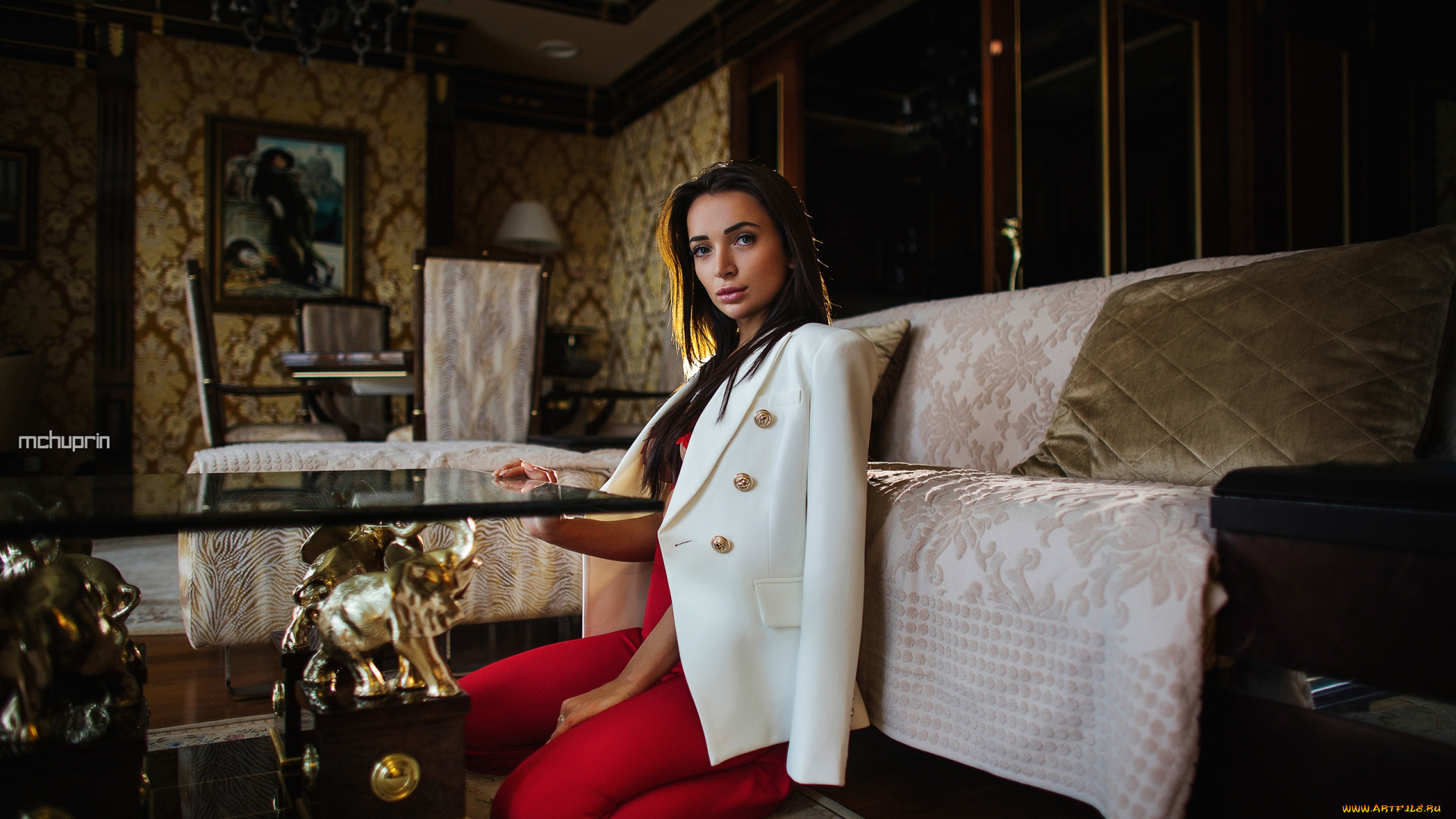 девушки, -, брюнетки, , шатенки, модель, смотрит, на, зрителя, длинные, волосы, брюки, коленях, кушетки, полу, глубина, резкости, женщины, в, помещении, максим, чуприн, мода