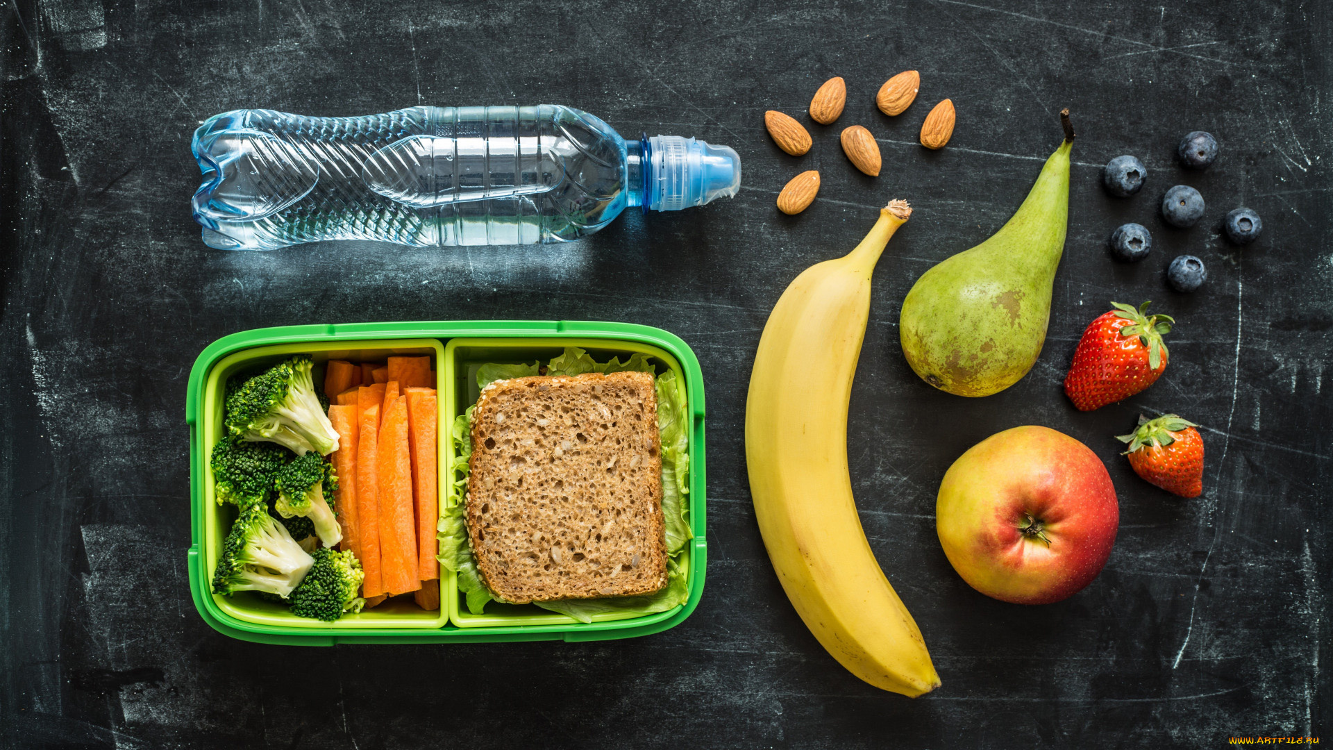 еда, разное, хлеб, вода, брокколи, морковь, груша, банан, яблоко, клубника