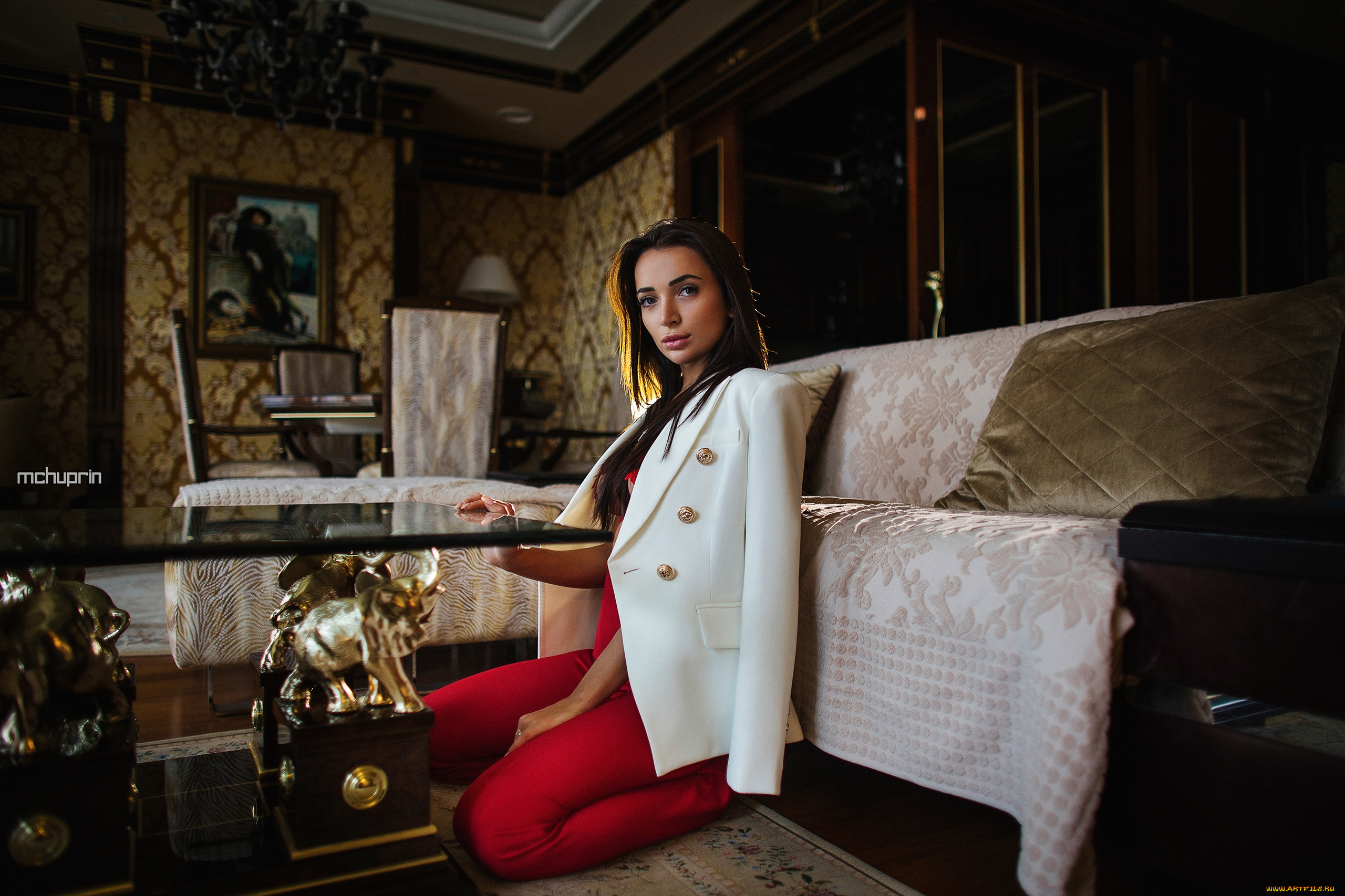 девушки, -, брюнетки, , шатенки, модель, смотрит, на, зрителя, длинные, волосы, брюки, коленях, кушетки, полу, глубина, резкости, женщины, в, помещении, максим, чуприн, мода