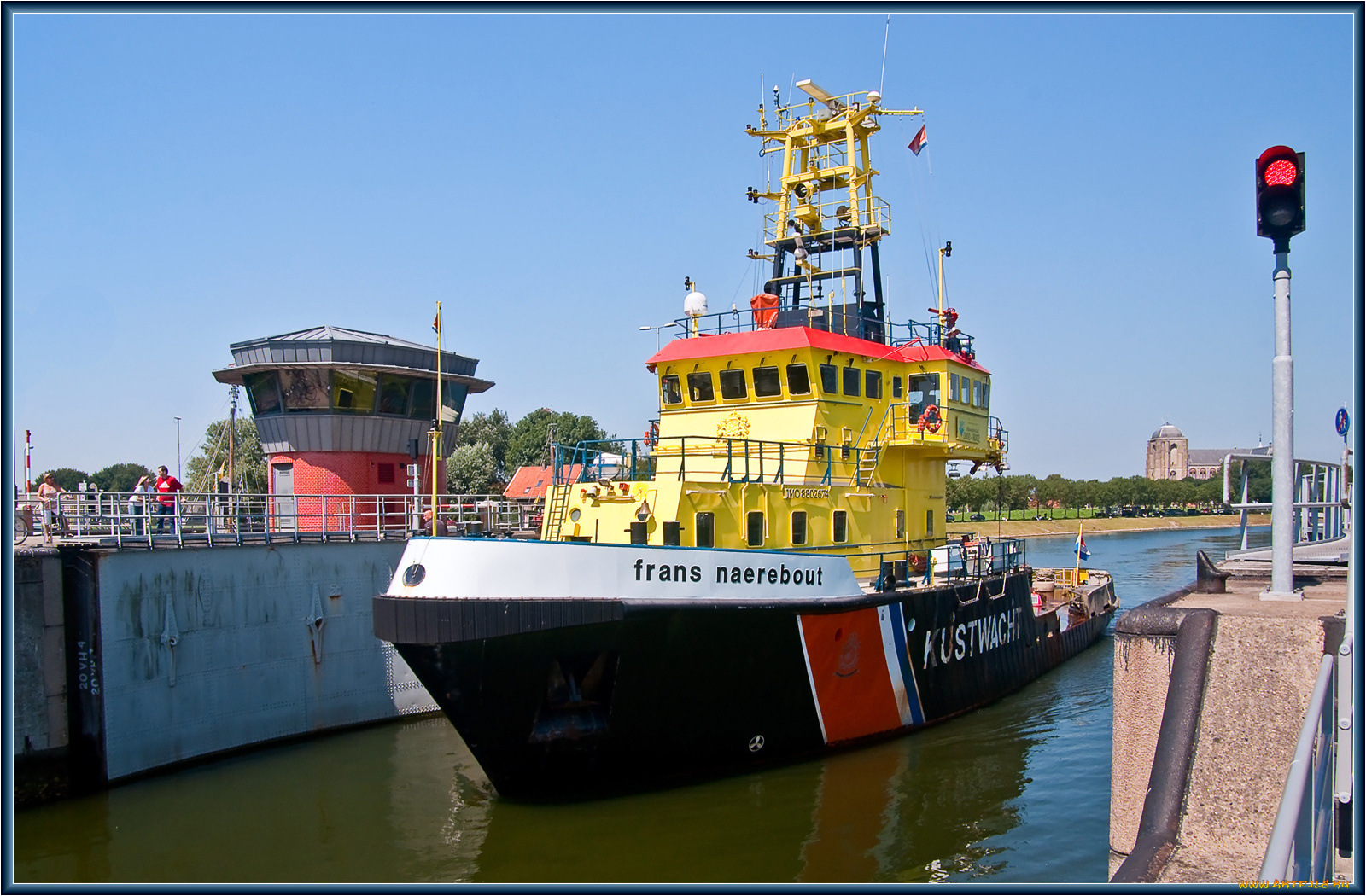 корабли, баркасы, буксиры, буксир