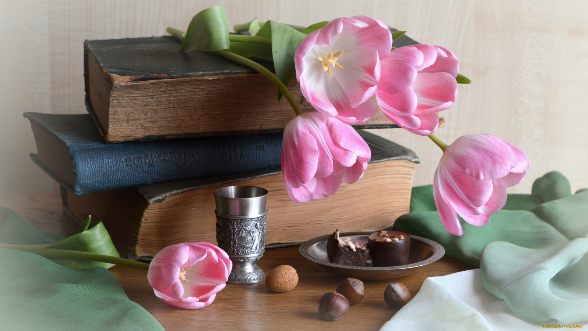 цветы, тюльпаны, книги, конфеты, орехи, фундук, блюдце, ткань, бокал