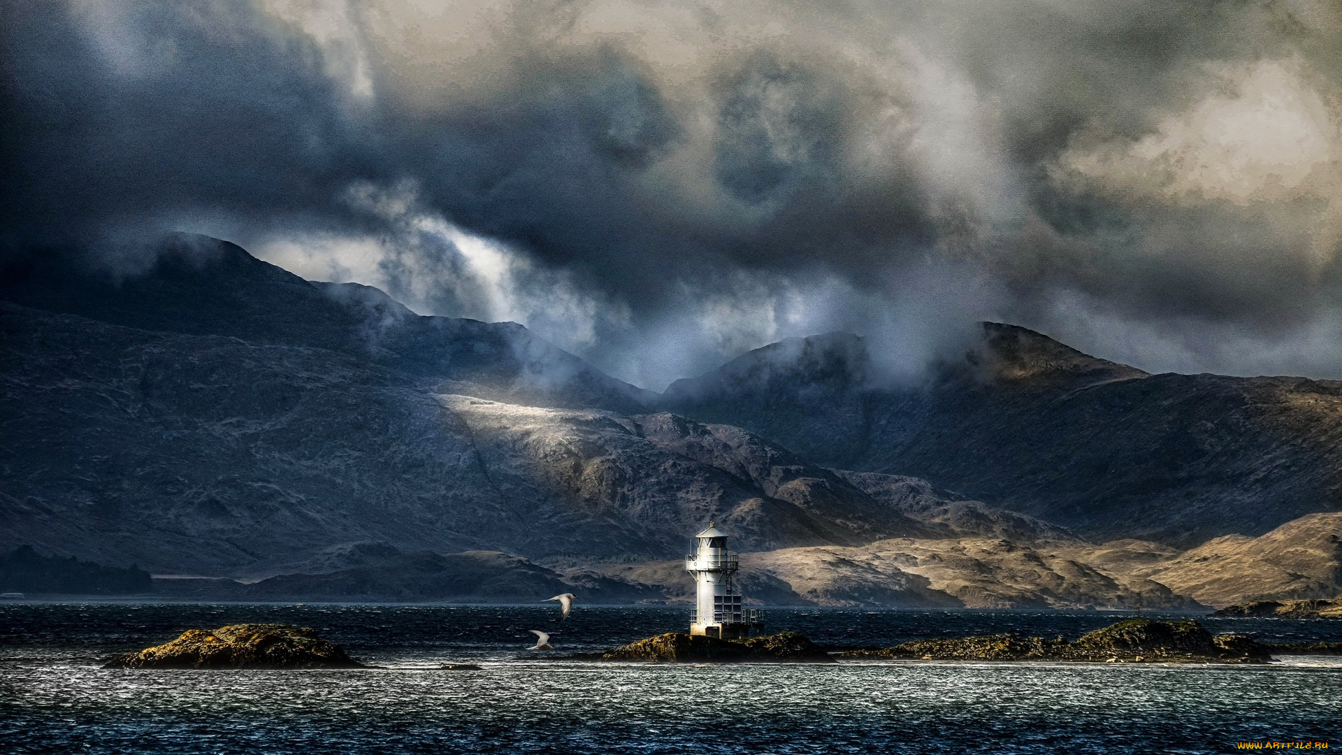 природа, маяки, тучи, холмы, водоем