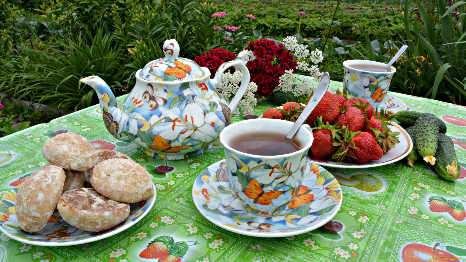 еда, разное, клубника, огурцы, пряники, чай